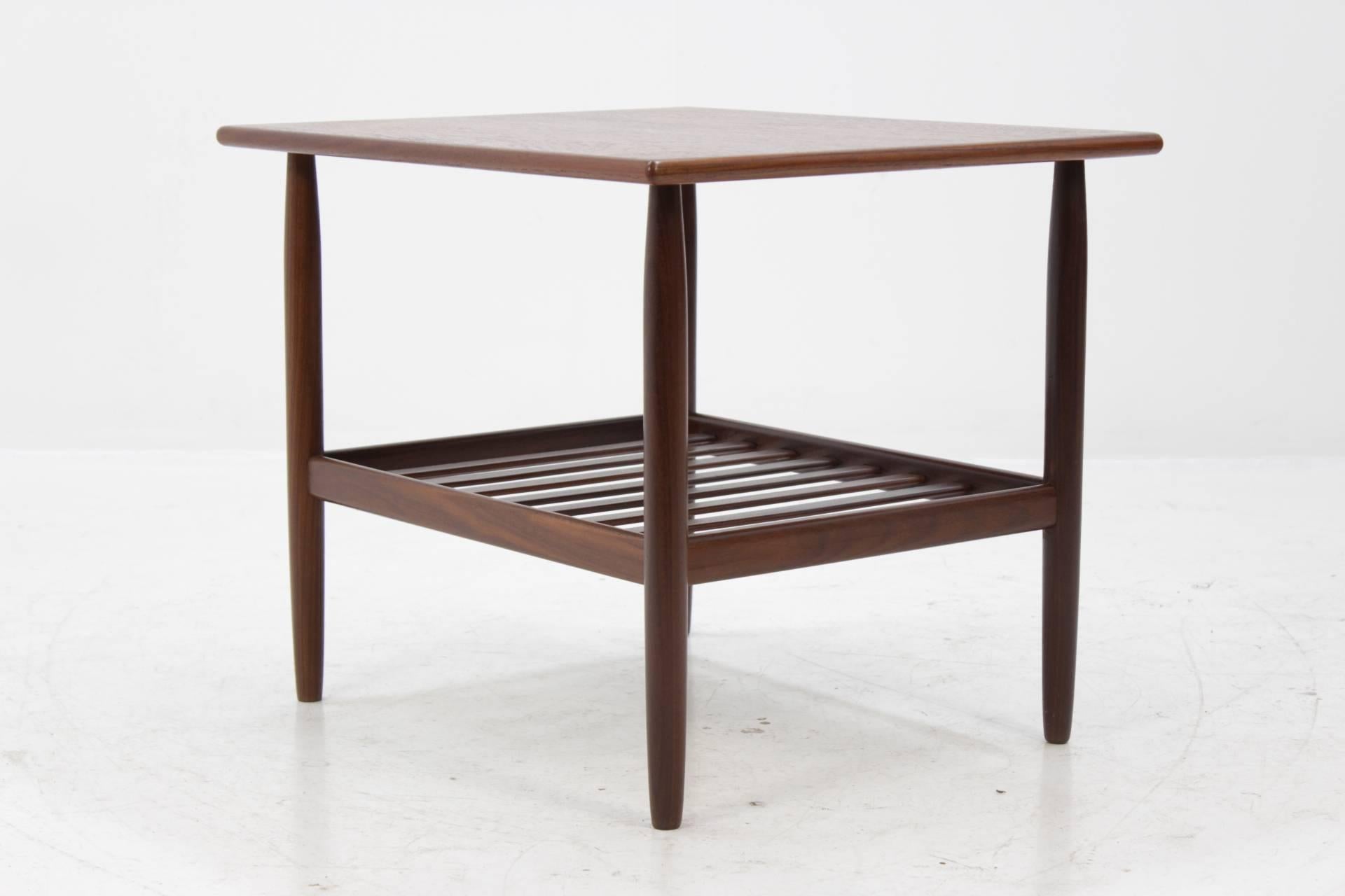 1960 Danish Side Teak Table (Moderne der Mitte des Jahrhunderts)