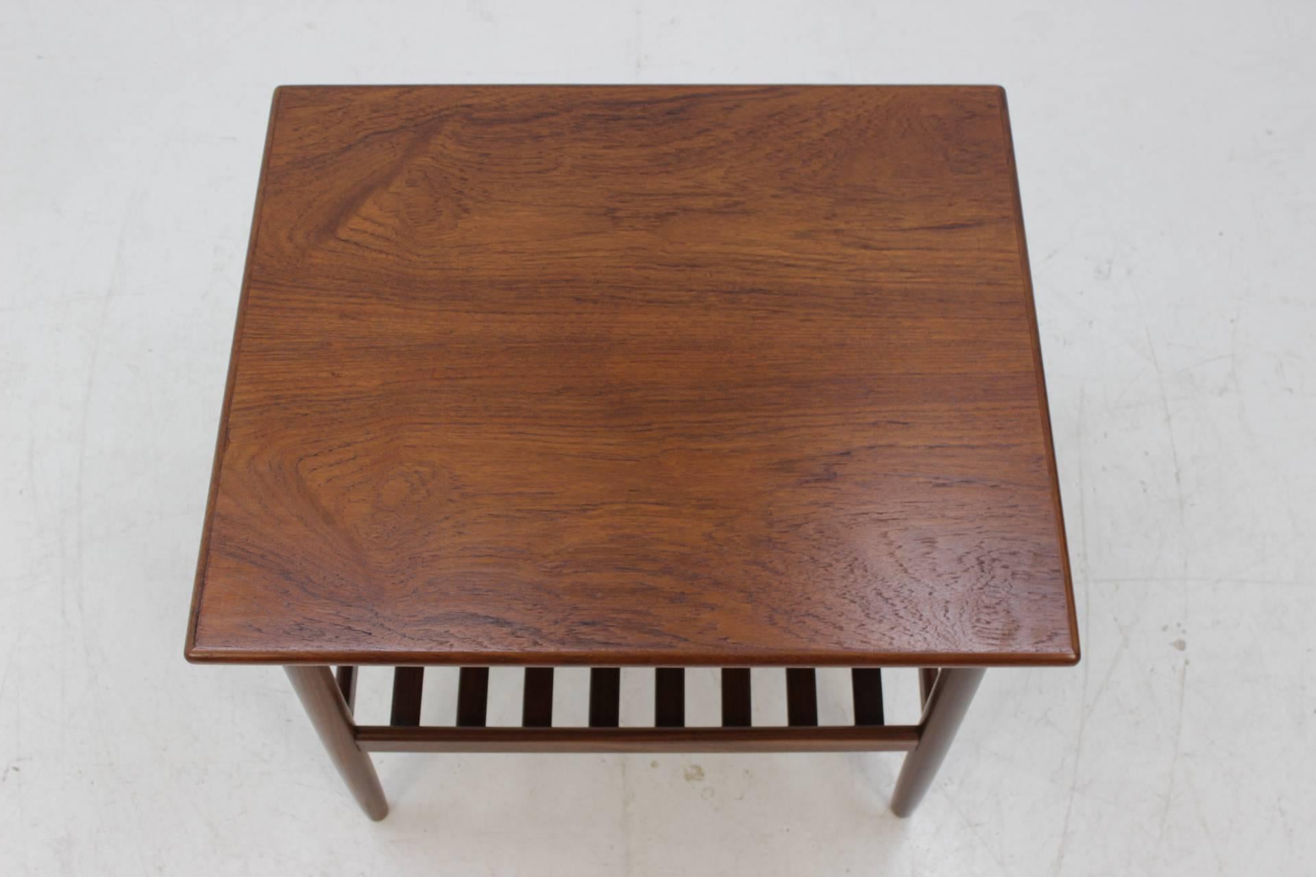 1960 Danish Side Teak Table im Zustand „Gut“ in Praha, CZ