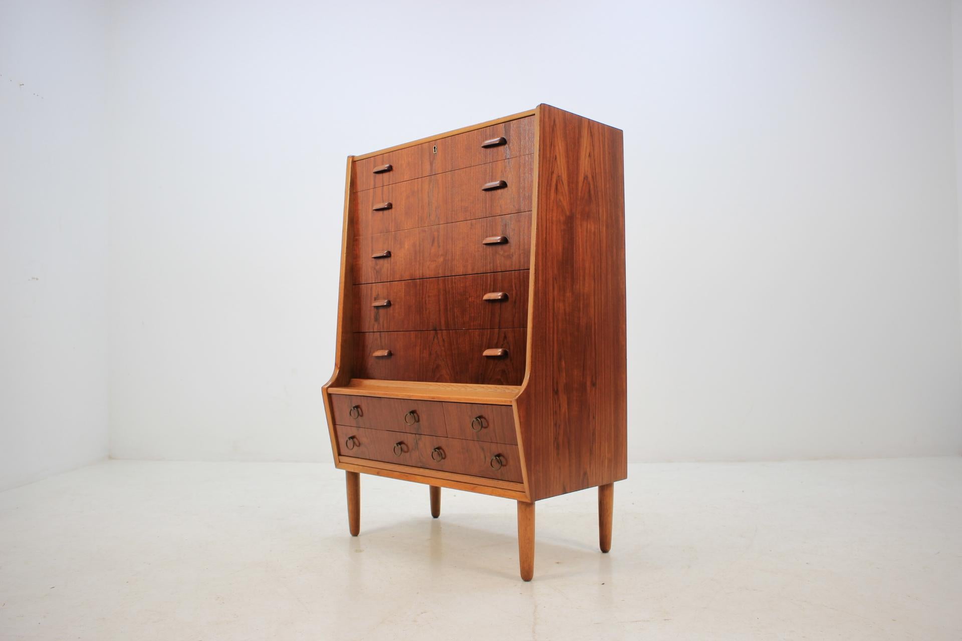 This commode features ten drawers. One of them with small compartments. The item was carefully refurbished.