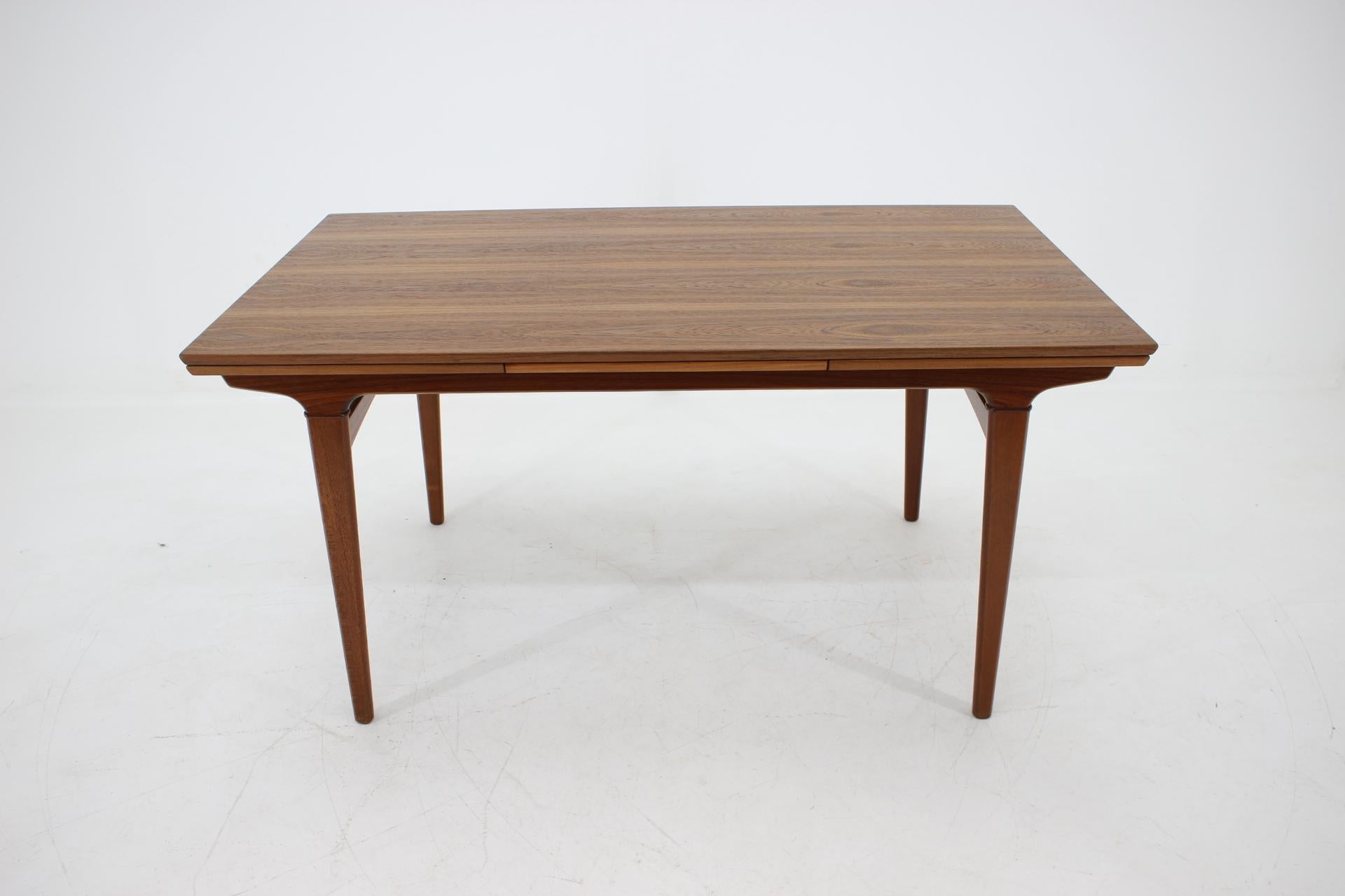 This table is made of teak wood. Can be extended up to 249 cm. This item was carefully restored.