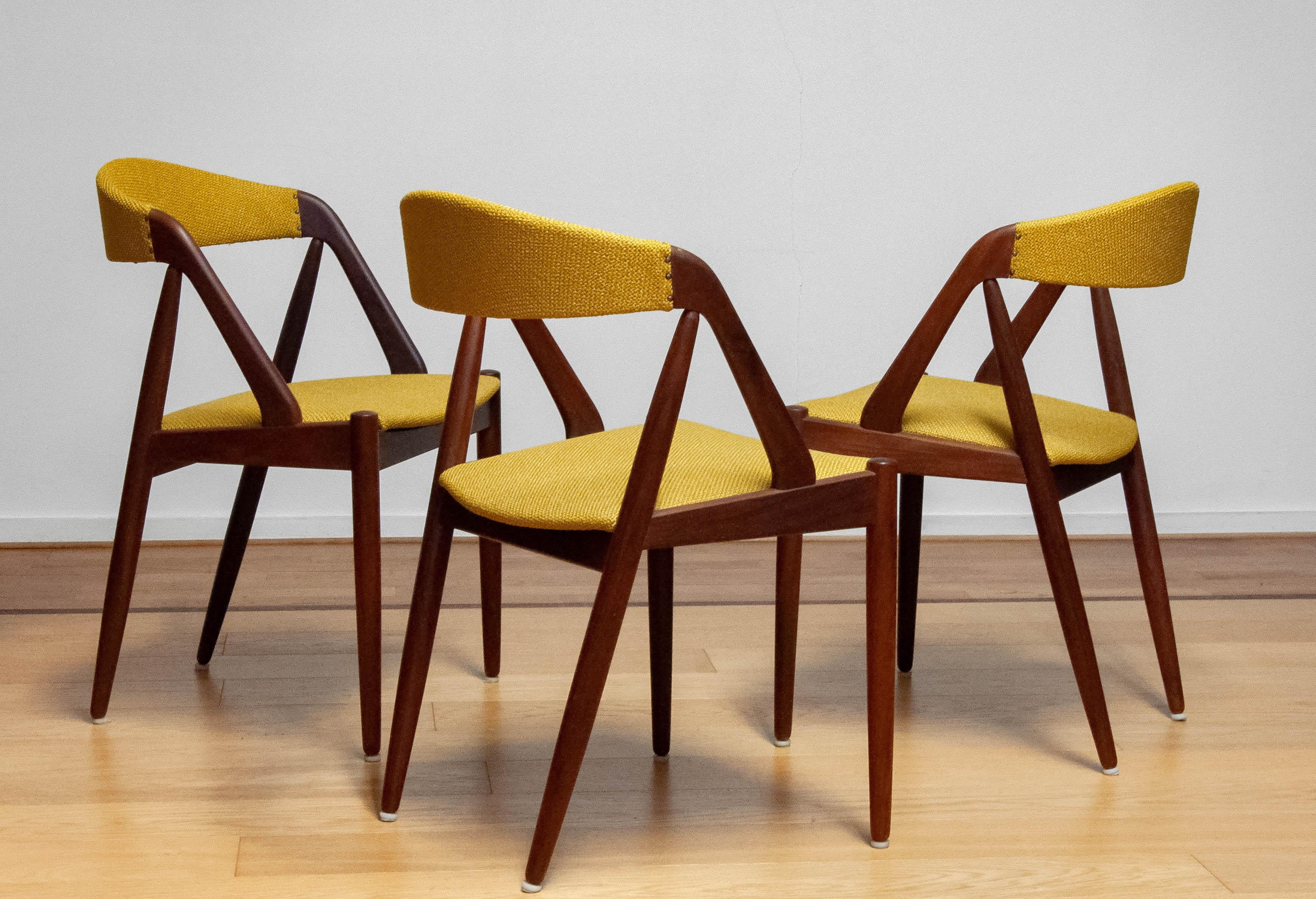 Tissu Chaises de salle à manger danoises tapissées d'ocre jaune, modèle 31 de Kai Kristiansen, 1960 en vente