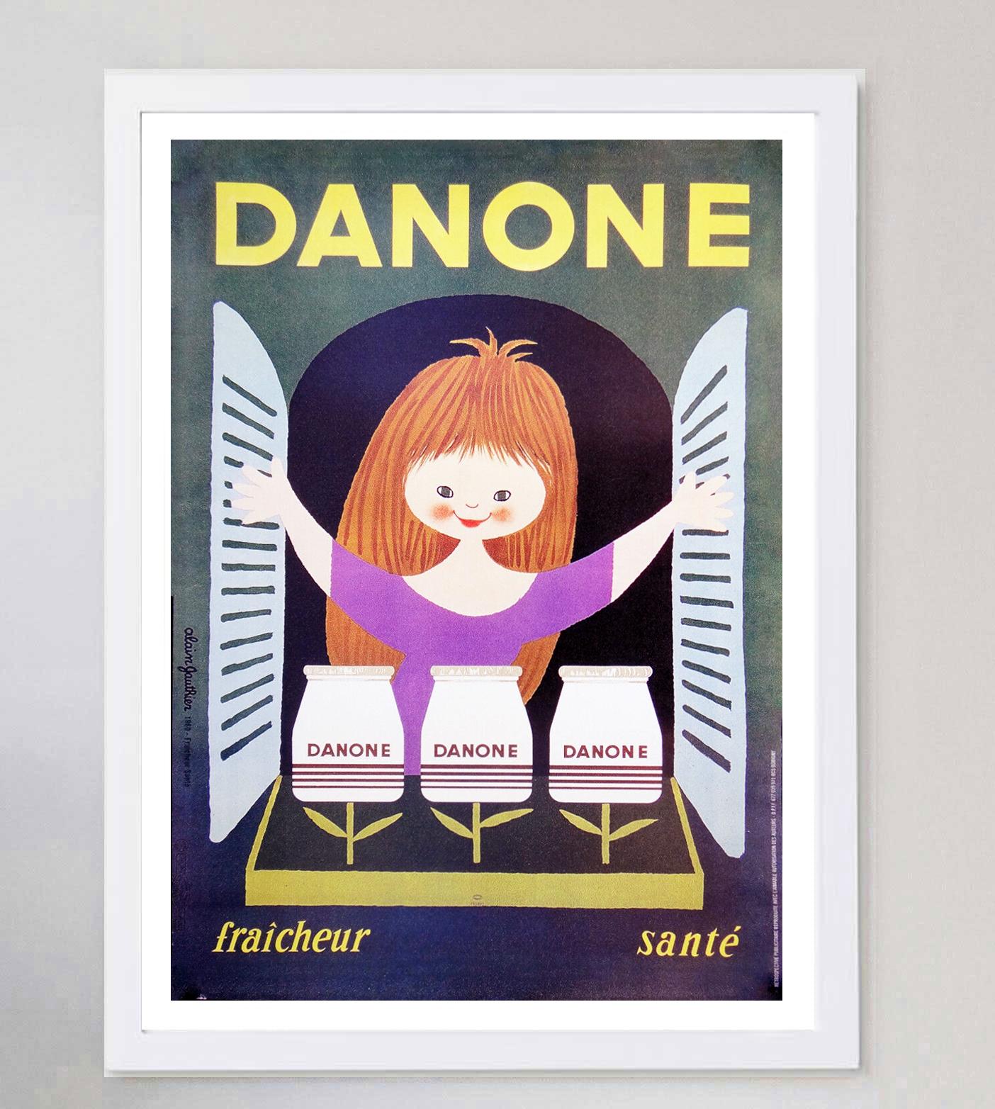 Magnifique affiche du milieu du siècle pour Danone portant la mention 