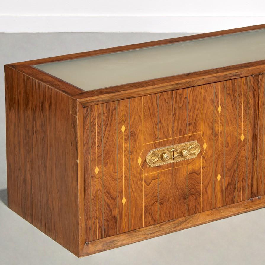 Mid-Century moderno 1960 David David, credenza a muro in palissandro intarsiato con piano in vetro illuminato in vendita
