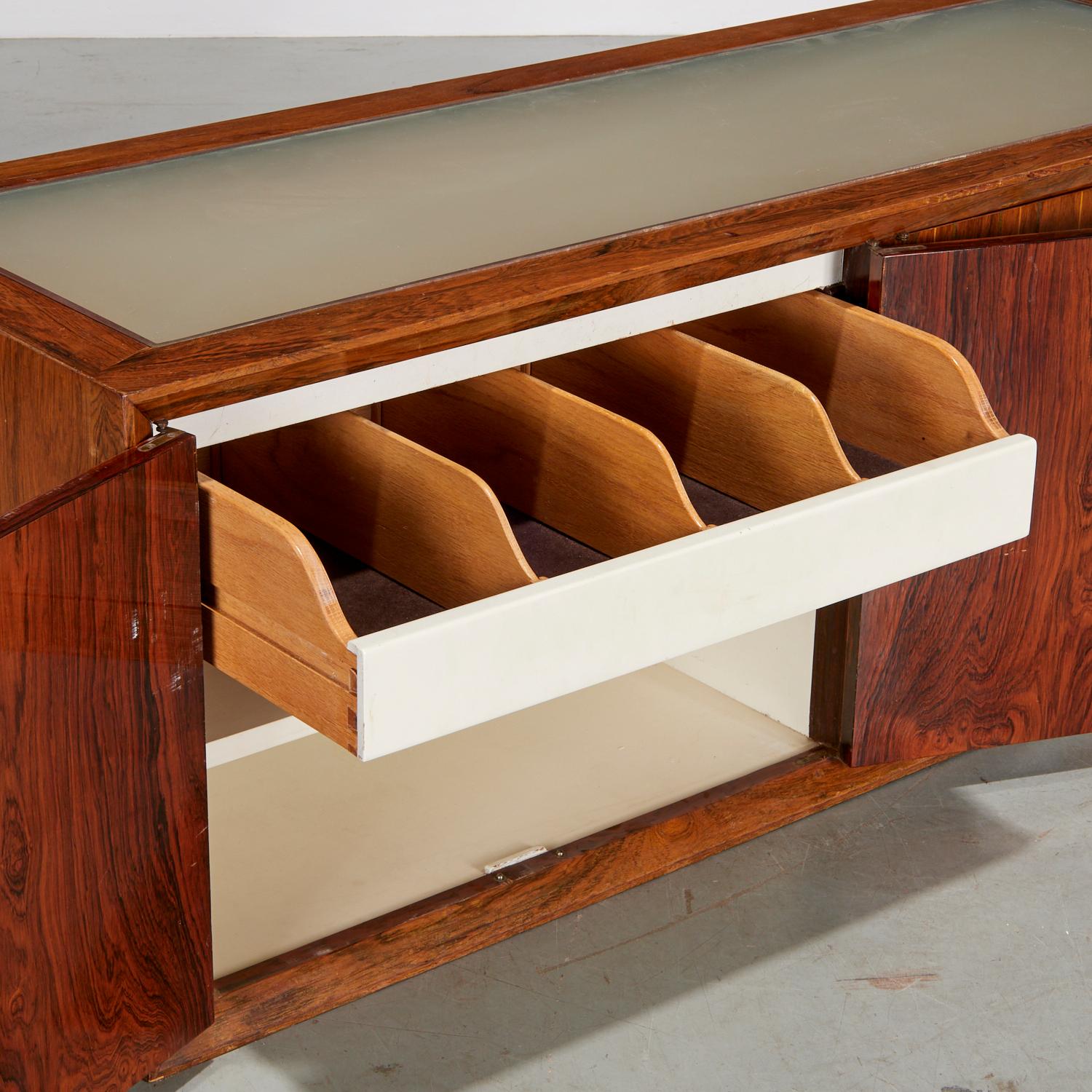 Calco 1960 David David, credenza a muro in palissandro intarsiato con piano in vetro illuminato in vendita