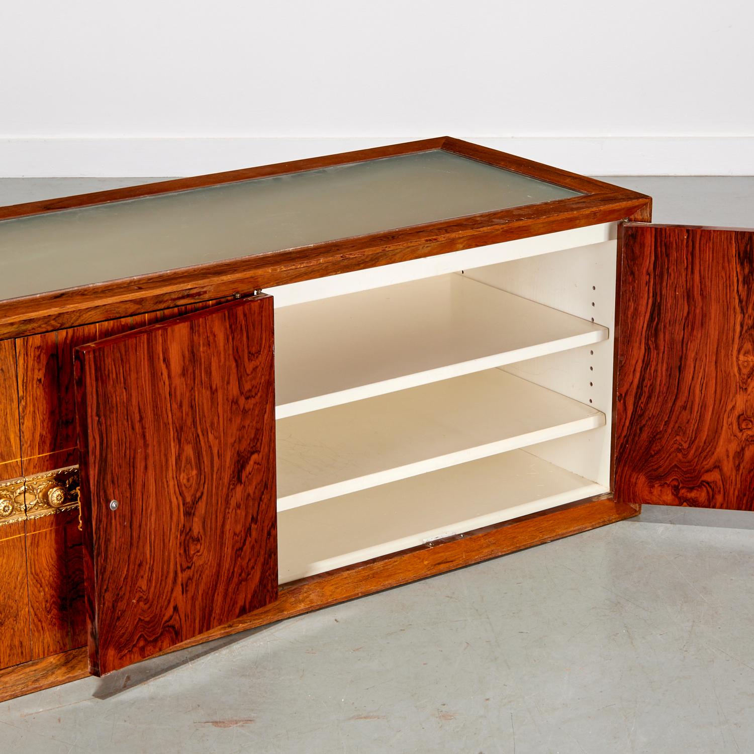 1960 David David, credenza a muro in palissandro intarsiato con piano in vetro illuminato In condizioni buone in vendita a Morristown, NJ