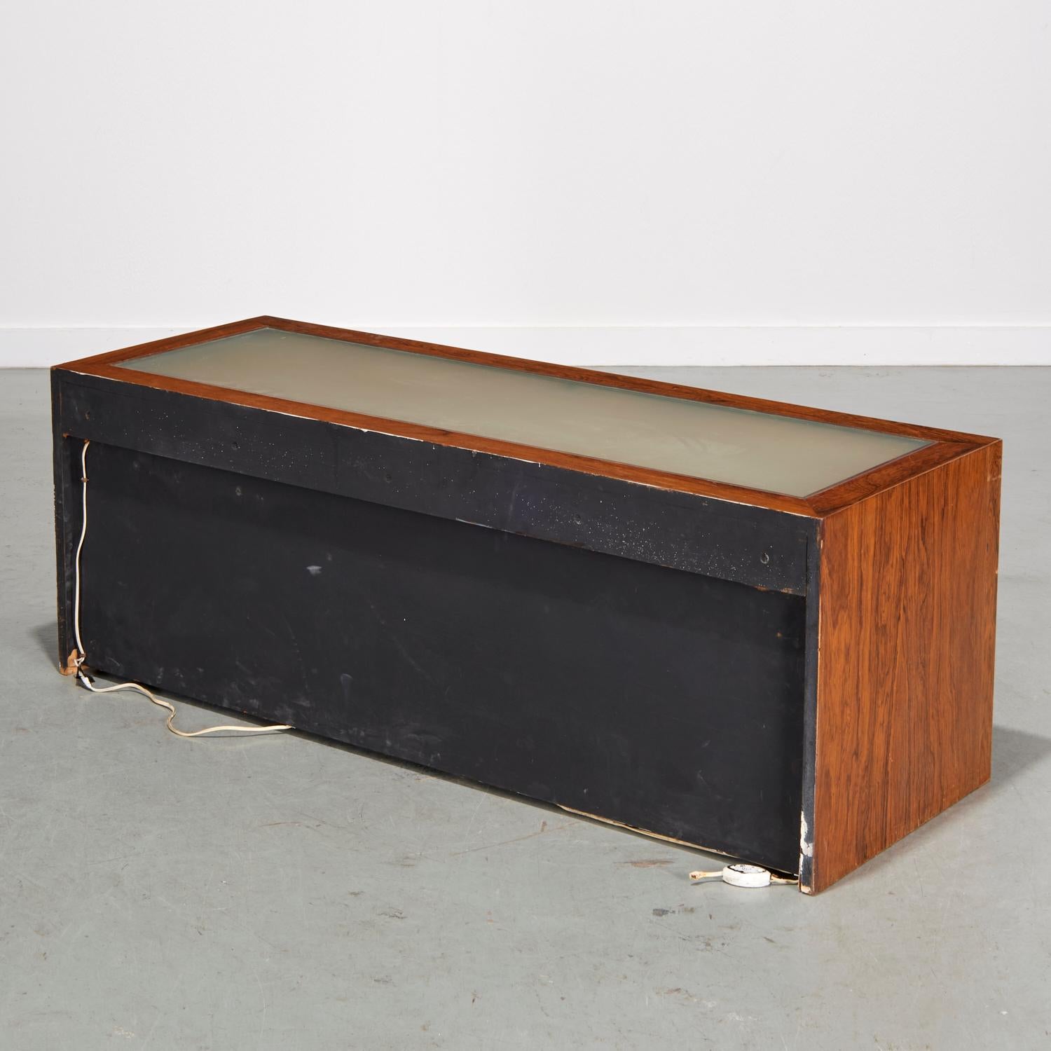 Metà XX secolo 1960 David David, credenza a muro in palissandro intarsiato con piano in vetro illuminato in vendita