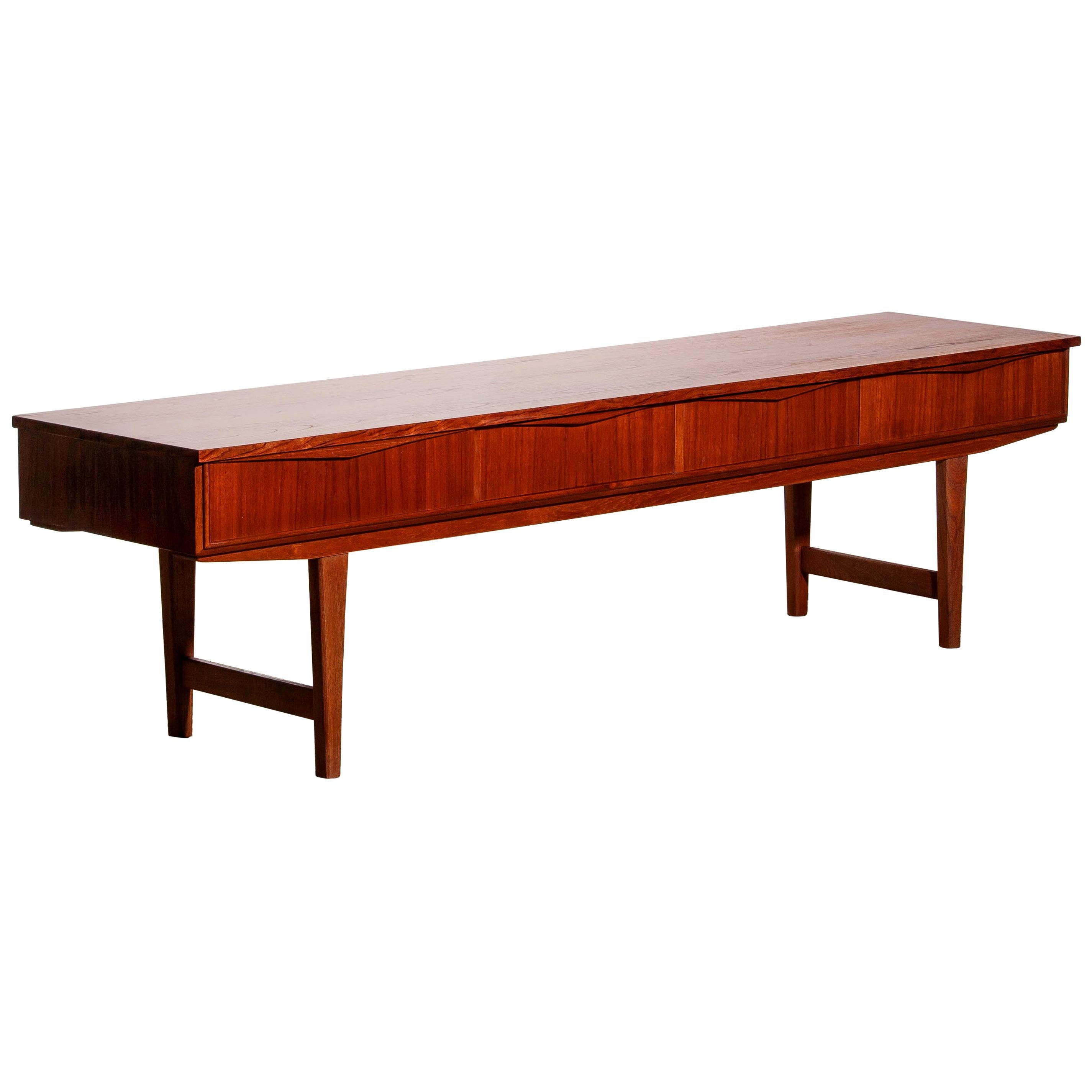 This extremely rare and slim sideboard by E. W. Bach for Sejling Skabe in beautiful teak with four dovetailed drawers is in very good condition with her beautiful tall tapered legs this credenza is an absolute master piece.
The overall condition is