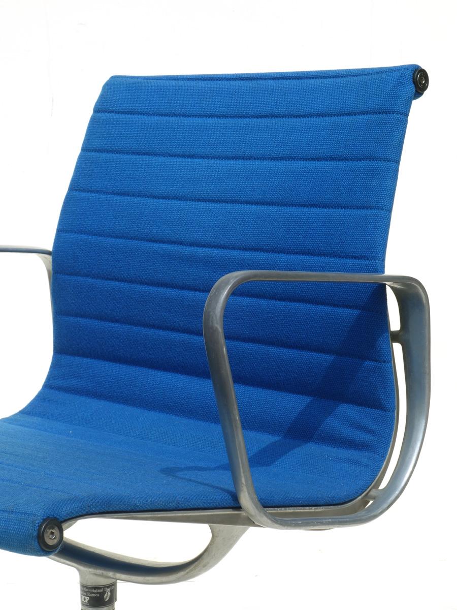 1960 EA 108 Charles Ray Eames Herman Miller ICF Design Blauer drehbarer Stuhl (Moderne der Mitte des Jahrhunderts) im Angebot