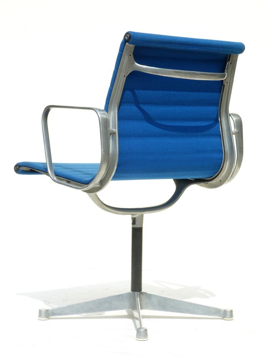 1960 EA 108 Charles Ray Eames Herman Miller ICF Design Blauer drehbarer Stuhl (Italienisch) im Angebot