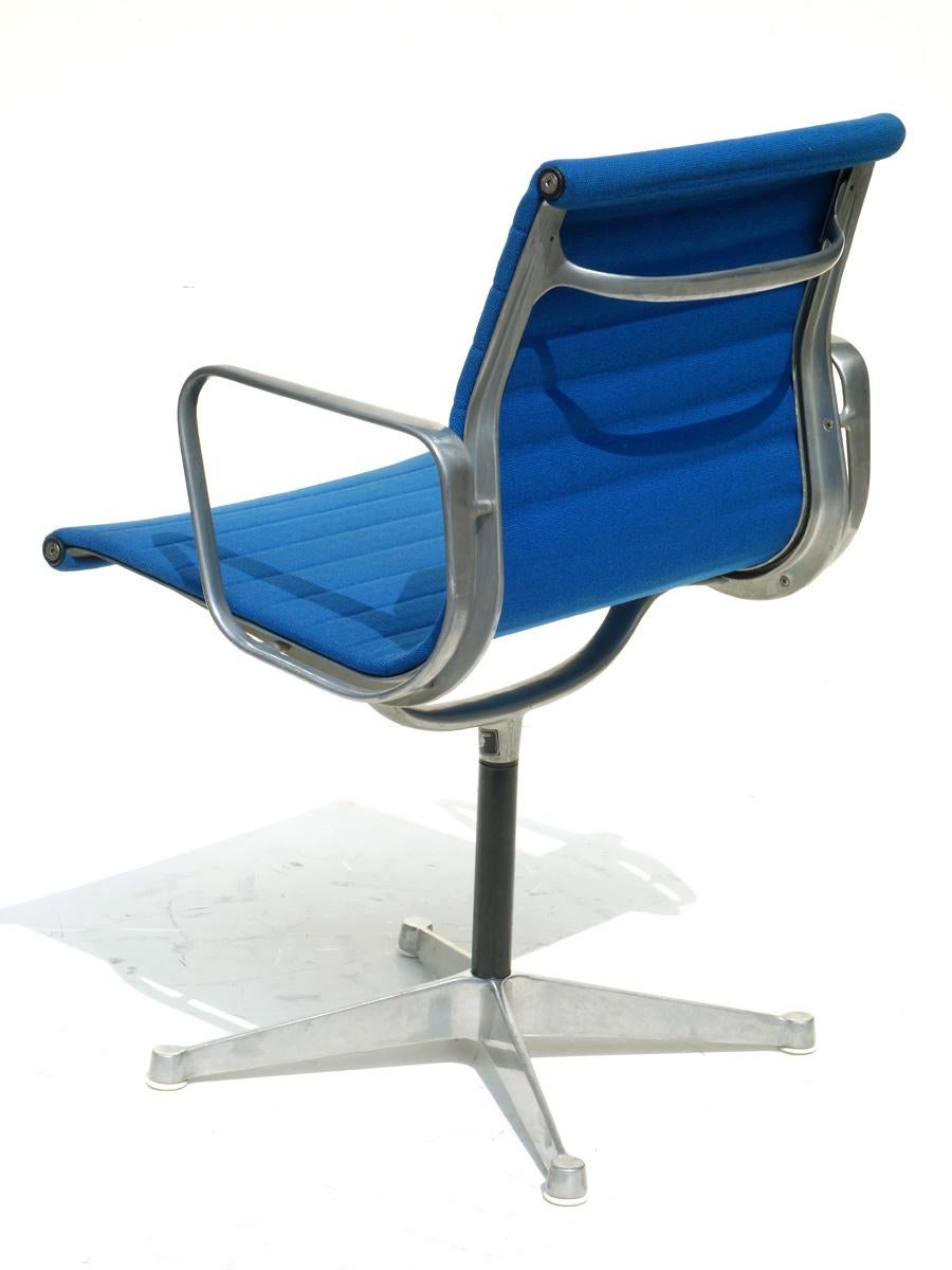 1960 EA 108 Charles Ray Eames Herman Miller ICF Design Blauer drehbarer Stuhl im Zustand „Hervorragend“ im Angebot in Brescia, IT