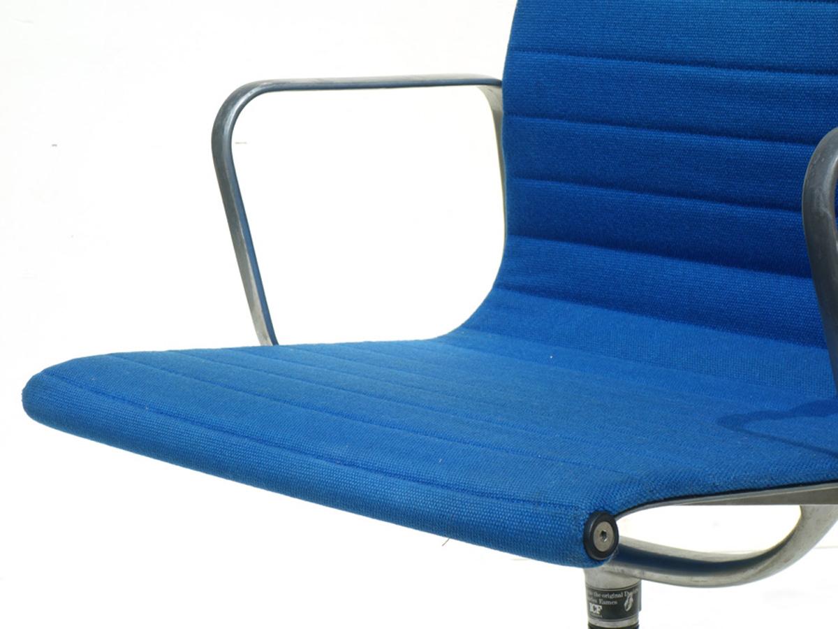 1960 EA 108 Charles Ray Eames Herman Miller ICF Design Blauer drehbarer Stuhl (Mitte des 20. Jahrhunderts) im Angebot