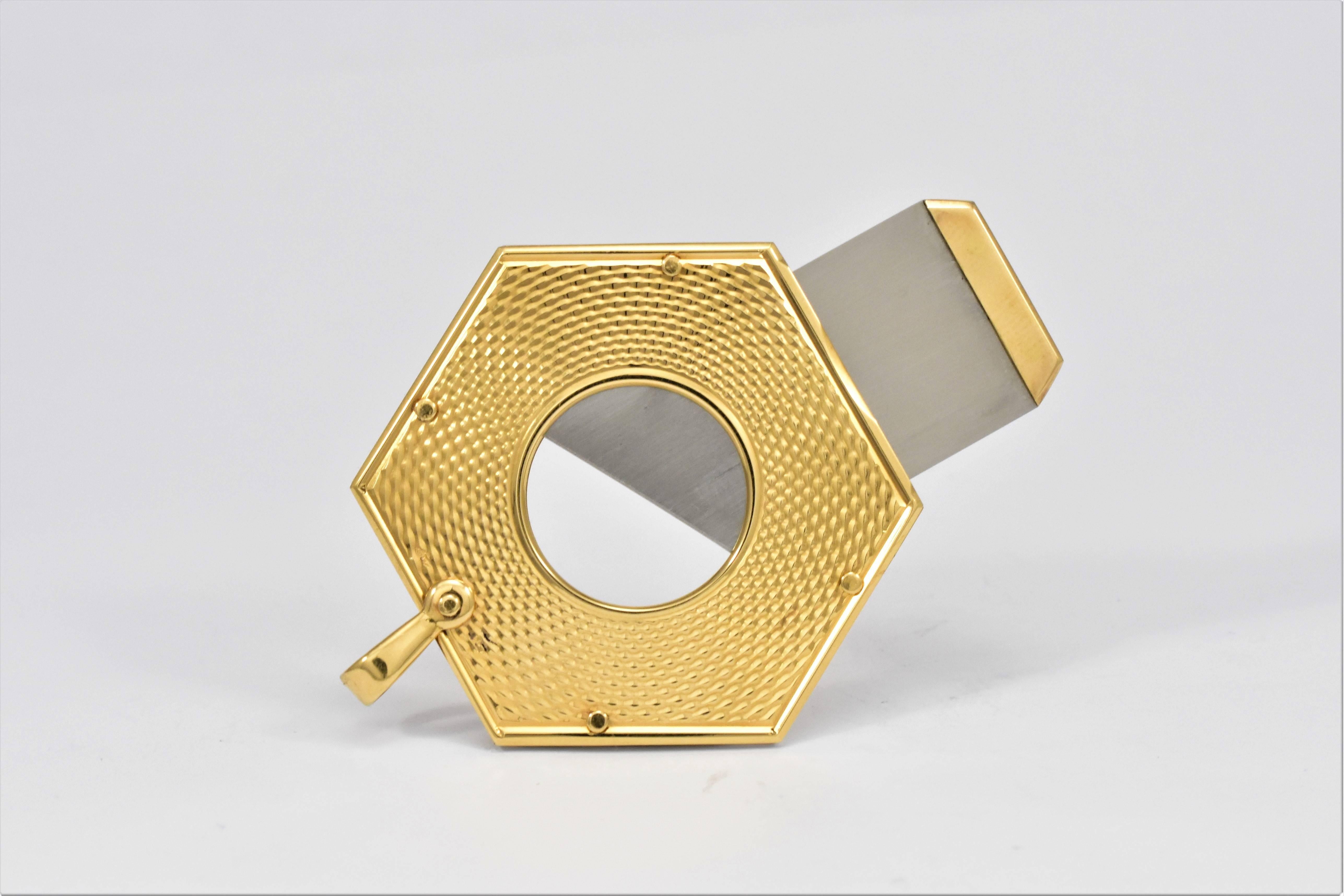 An Eloi Hexagon shaped golden cigar cutter with a detailed radiating pattern in the polished finish. No UK Hallmark as originated in France, however tested as 18-karat gold with a stainless steel inside for blade etc. French hallmark. Unused and
