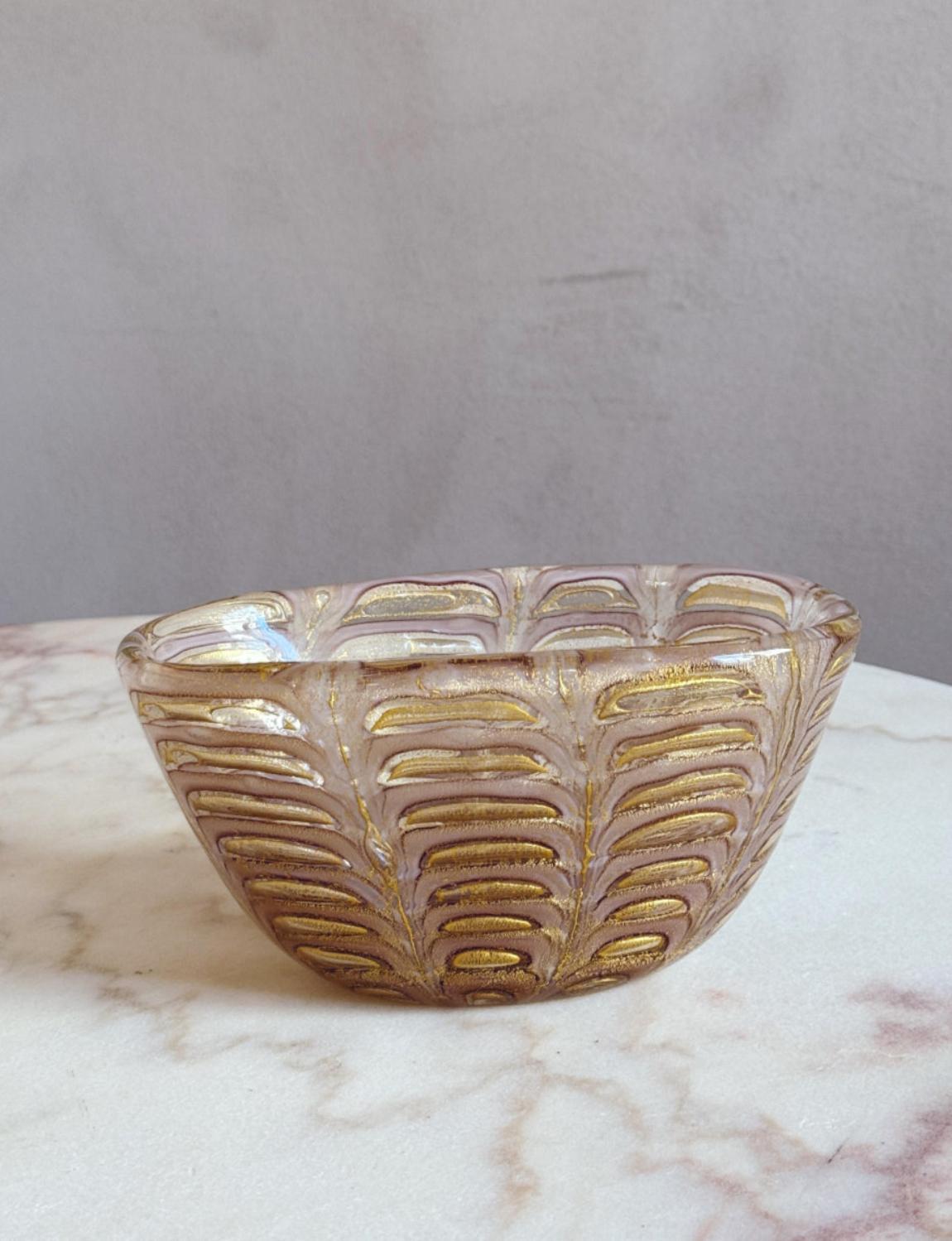 Exceptionnelle coupe en verre de Murano datant des années 1960, de Barovier, avec un extraordinaire motif doré soufflé dans le verre pêche. Cette très belle pièce de collection soufflée à la main est en bon état.