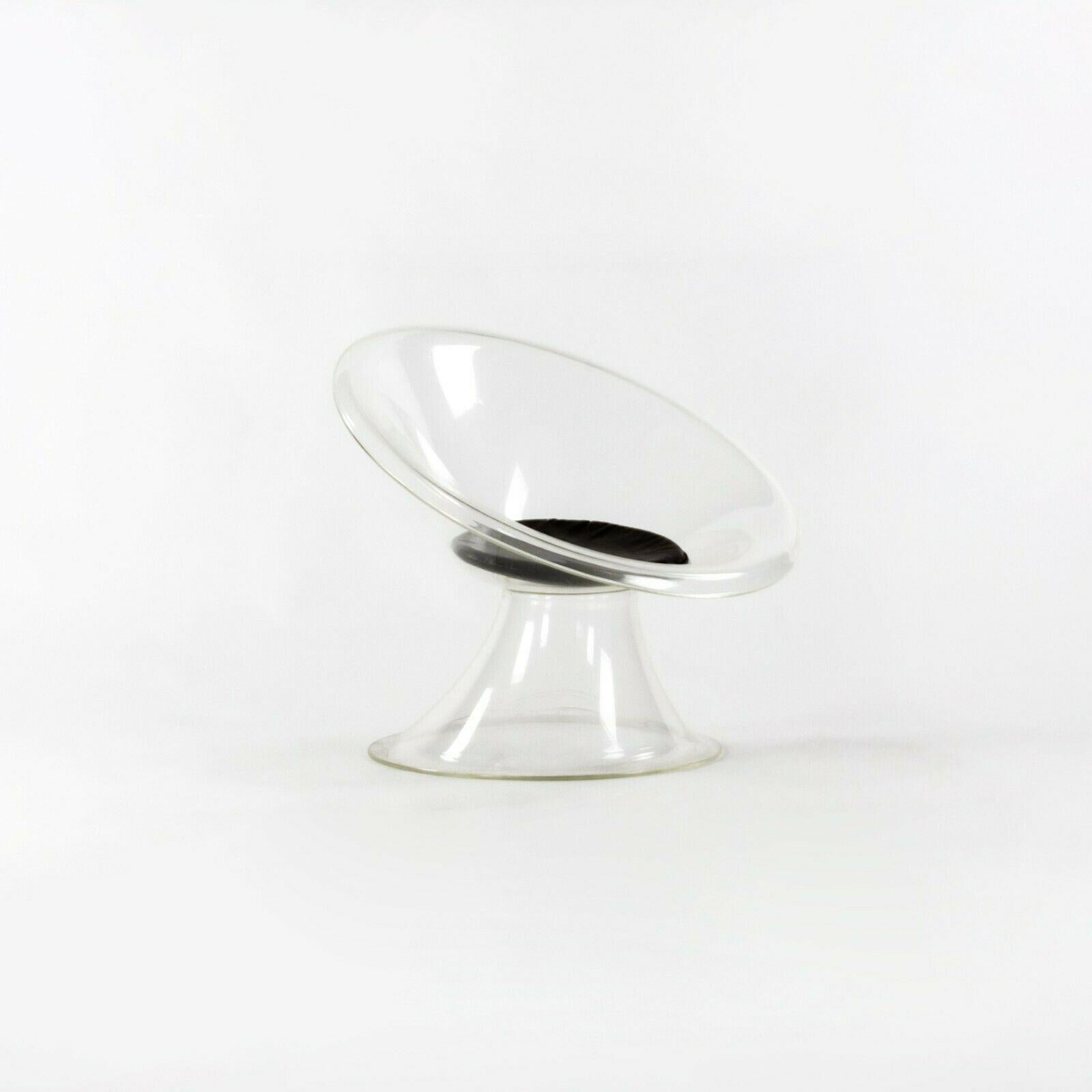La vente porte sur une rare chaise Buttercup de The Invisible Group, conçue par Erwine et Estelle Laverne de Laverne Originals. La chaise Buttercup est fabriquée en lucite, un type d'acrylique que les Laverne utilisaient à titre expérimental dans
