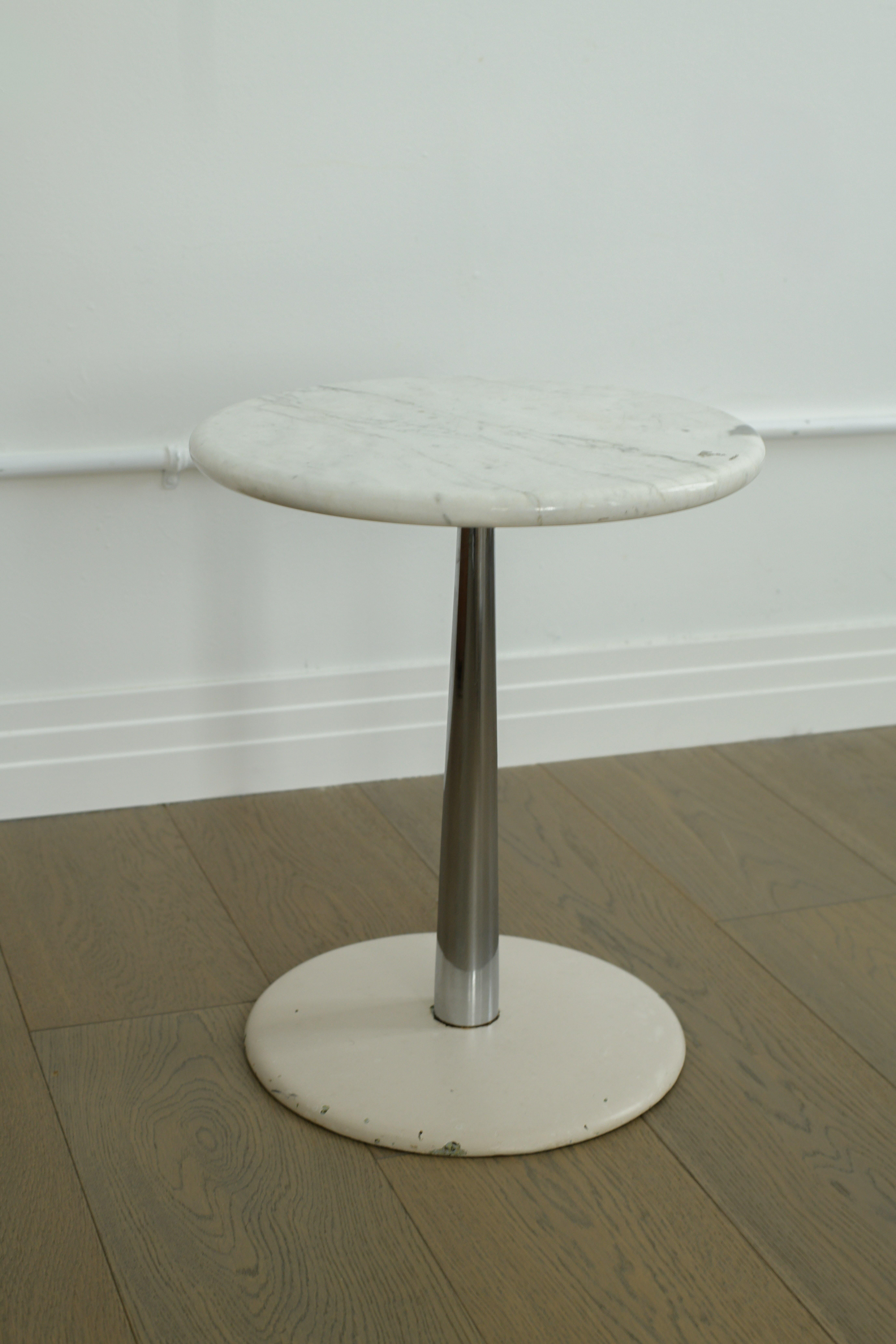 Table d'appoint Erwine Laverne & Estelle Laverne, c. 1960, Laverne Originals, USA

En bon état vintage avec quelques pertes de finition sur la base. Le plateau de la table et le socle en acier sont en bon état. L'intégrité structurelle est