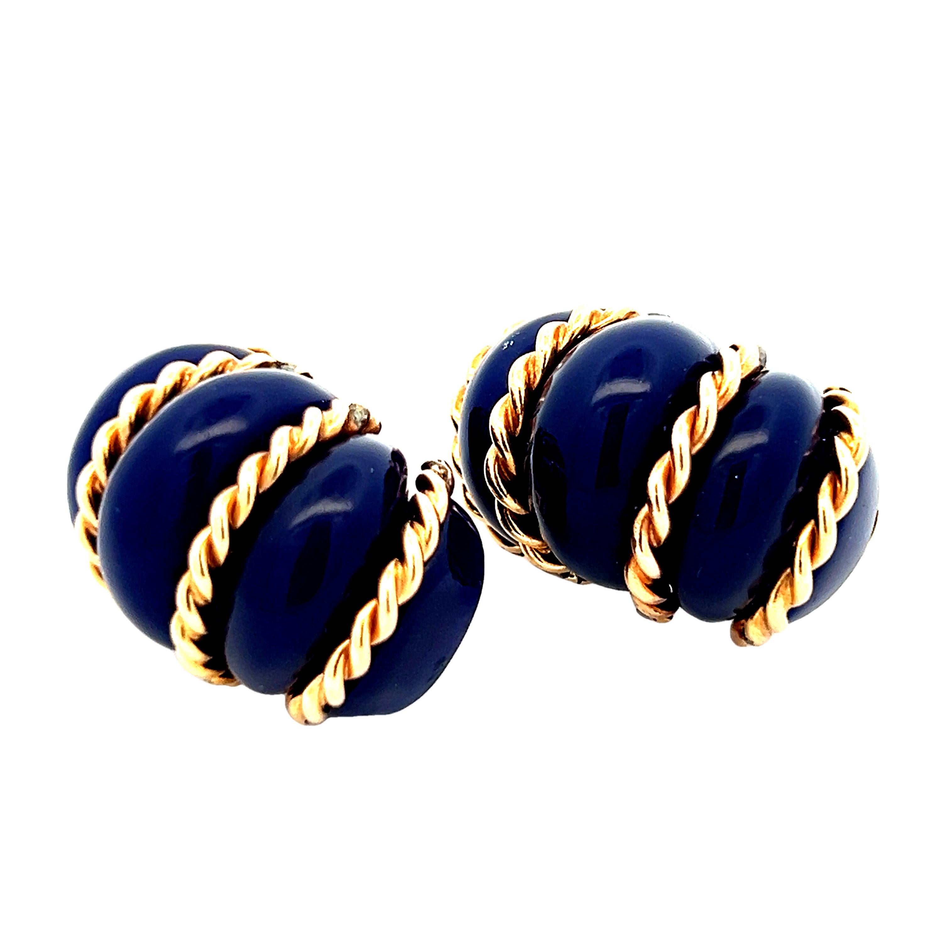 Espressione accattivante del glamour degli anni '60, questi orecchini scultorei di proprietà abbinano l'agata blu riccamente saturata al caldo oro giallo 14 carati in un design che sembra al tempo stesso audace e senza tempo. La voluminosa