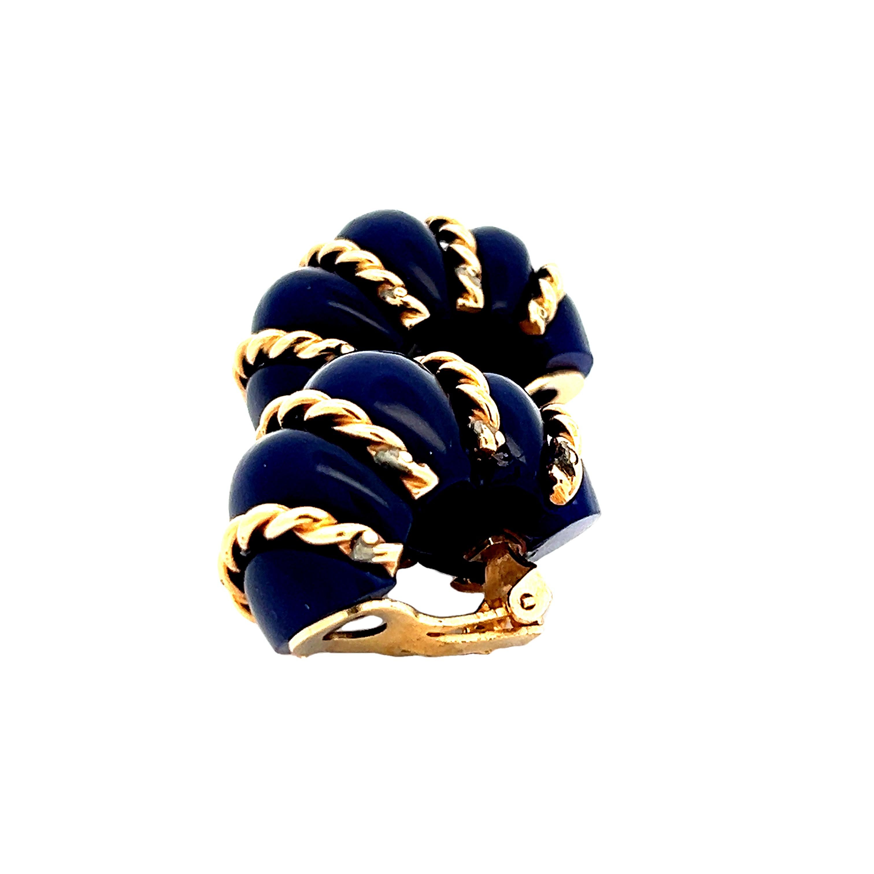 Donna Orecchini a clip a coste in oro 14K e agata blu di proprietà del 1960 in vendita