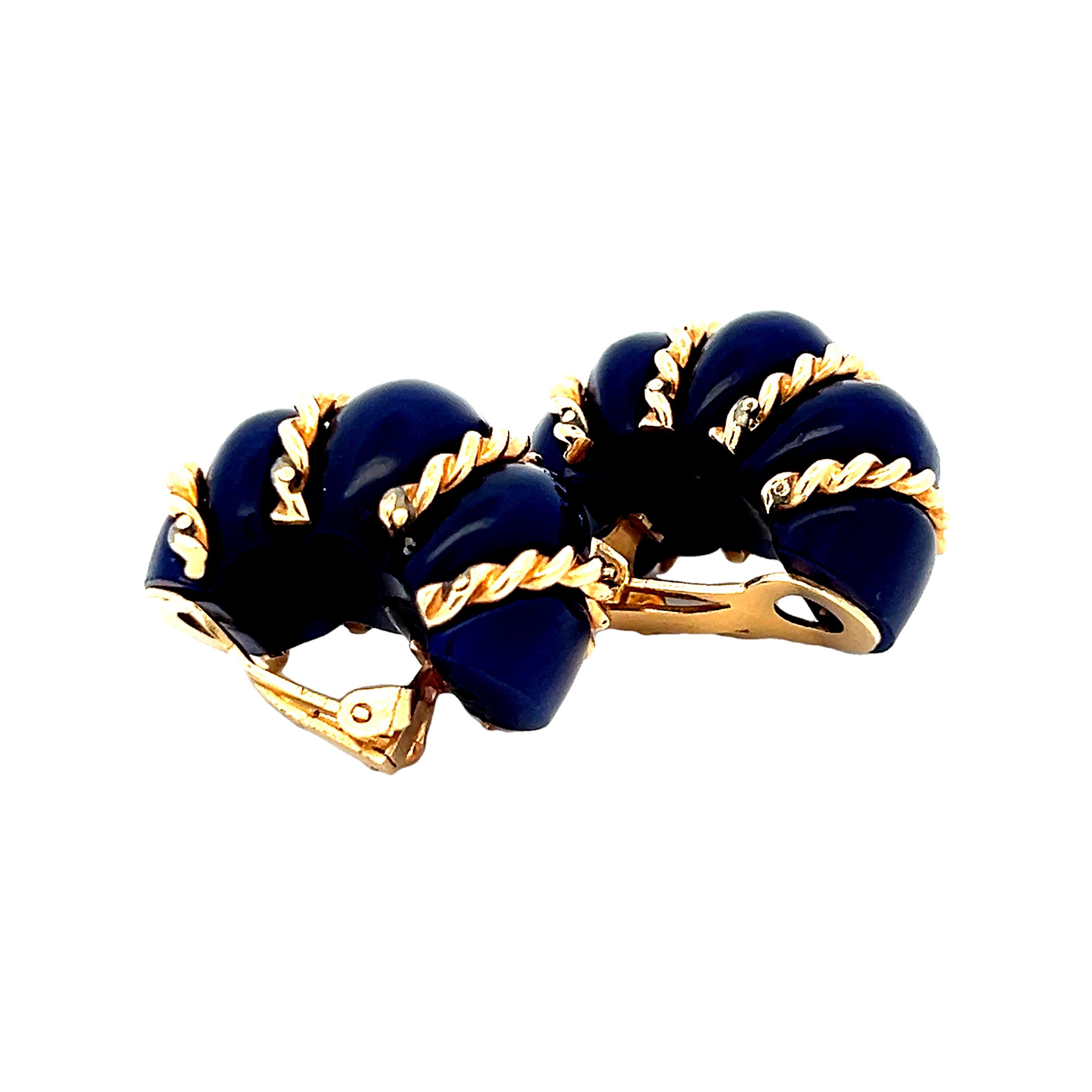 Orecchini a clip a coste in oro 14K e agata blu di proprietà del 1960 in vendita 1