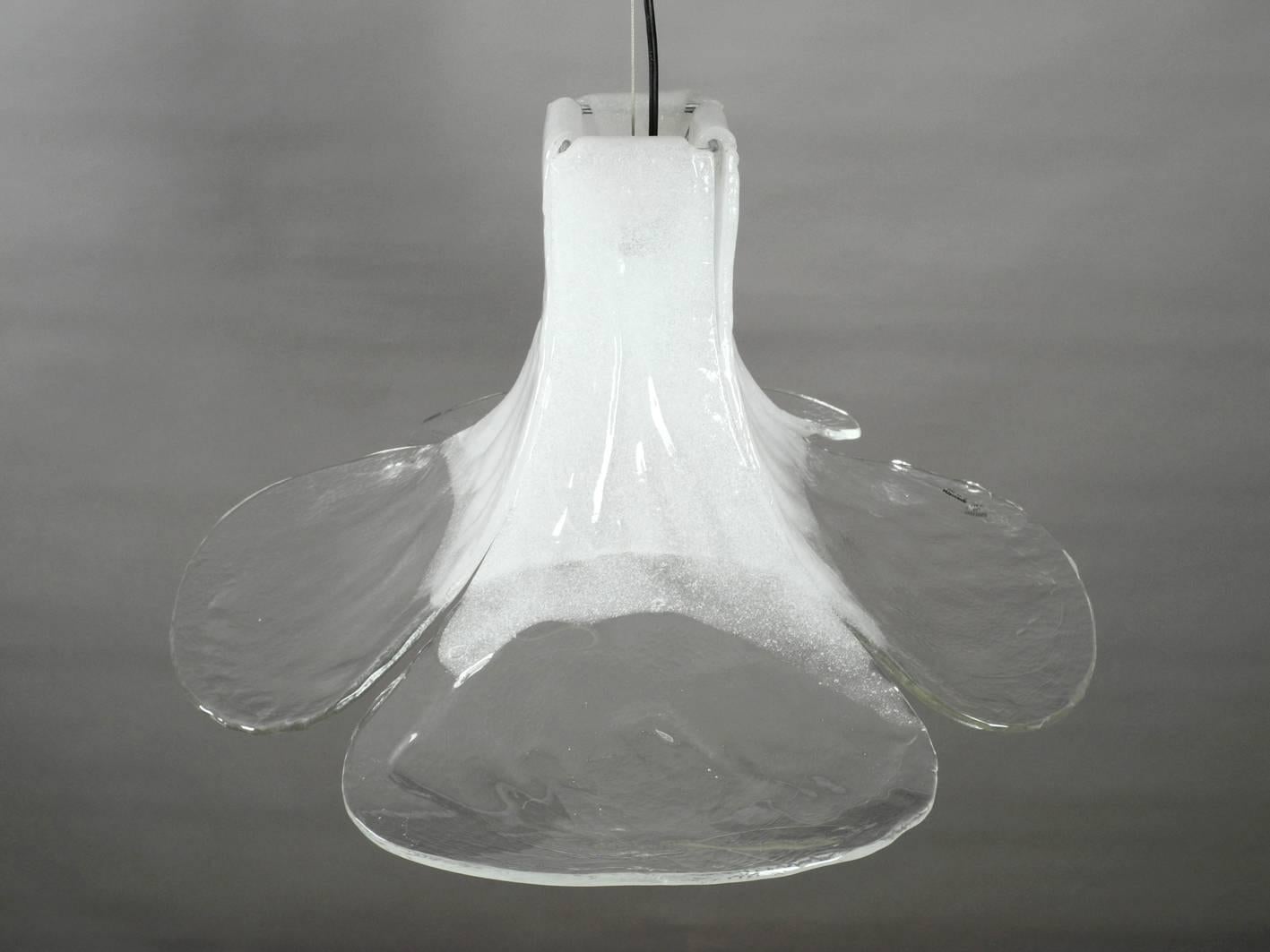 Gorgeous giagant original 1960s extra large Mazzega Vetri Murano glass flowers
Ceiling lamp in white and transparent.
Beautiful design with four transparent and white colored glasses. Each glass is unique.
An E27 version with steel cable