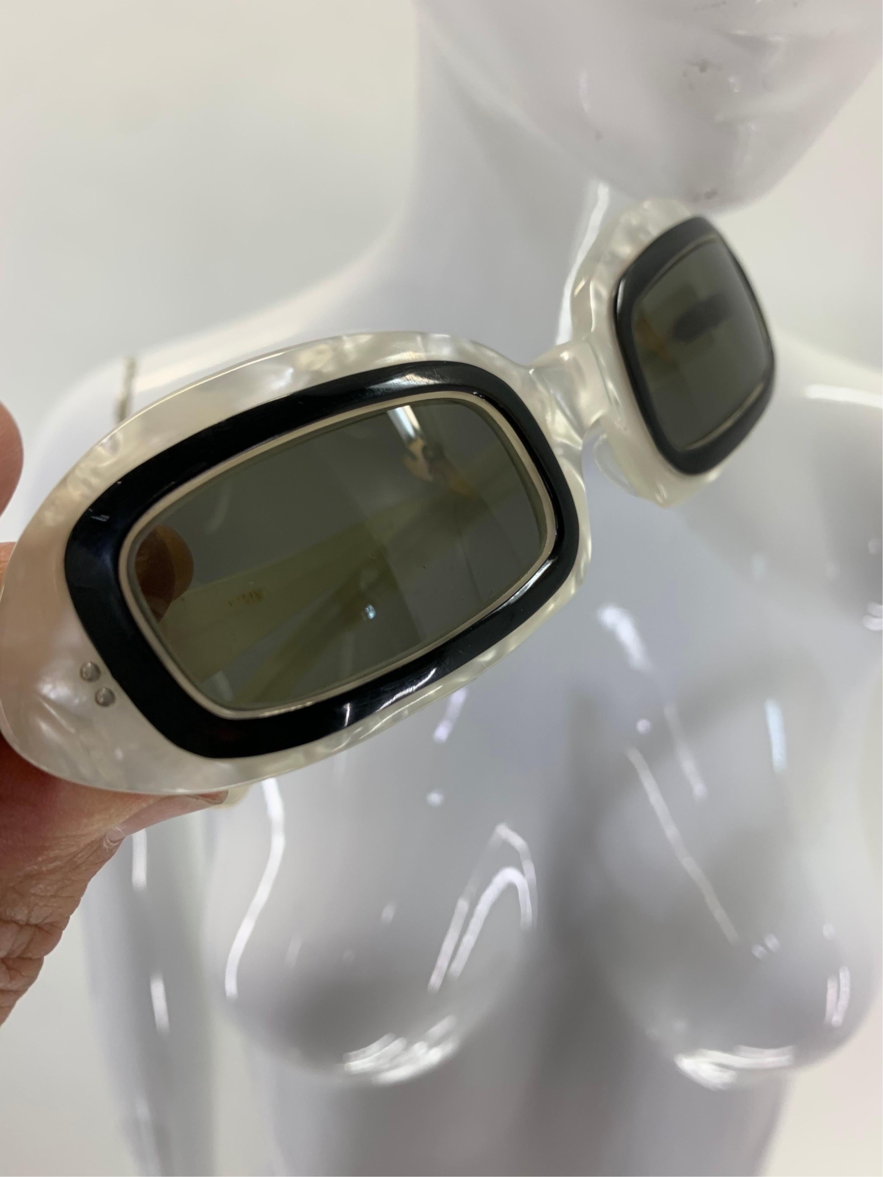 1960 French Mod - Lunettes de soleil en résine marbrée noire et blanche 5