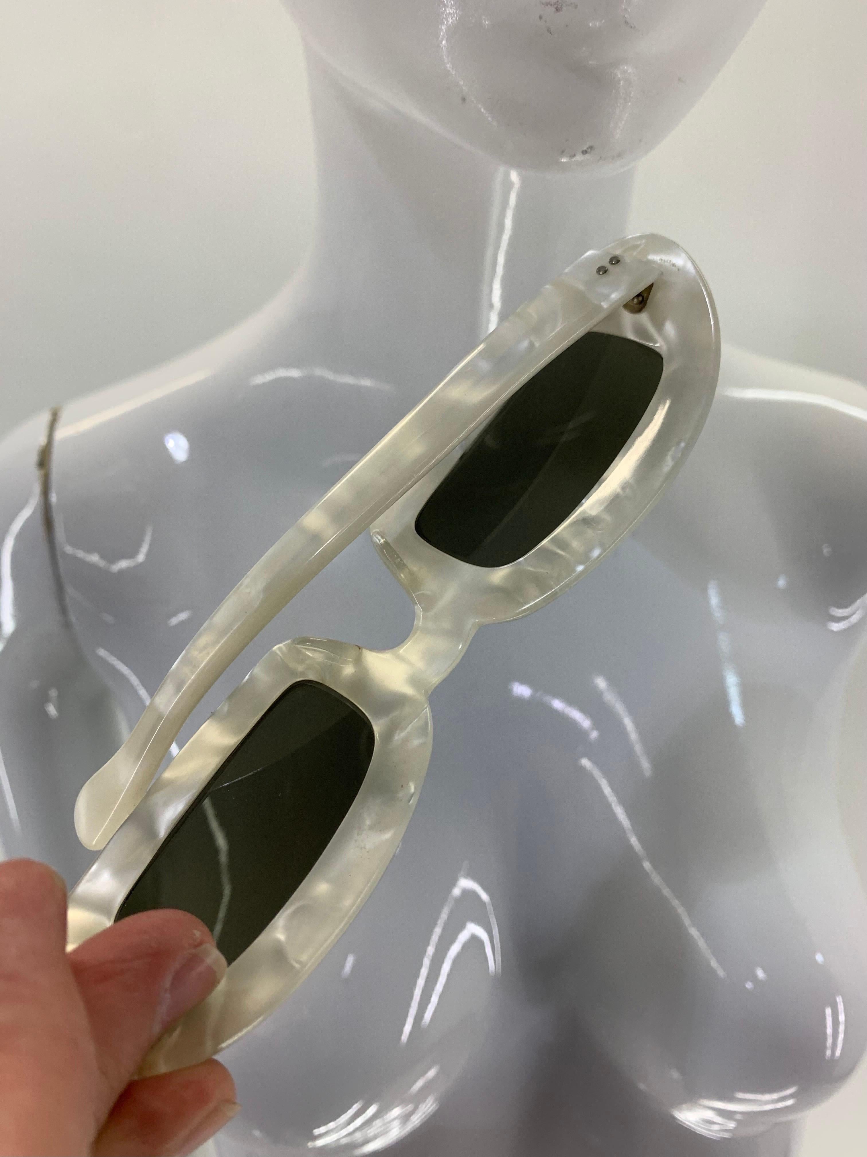 1960 French Mod - Lunettes de soleil en résine marbrée noire et blanche 6