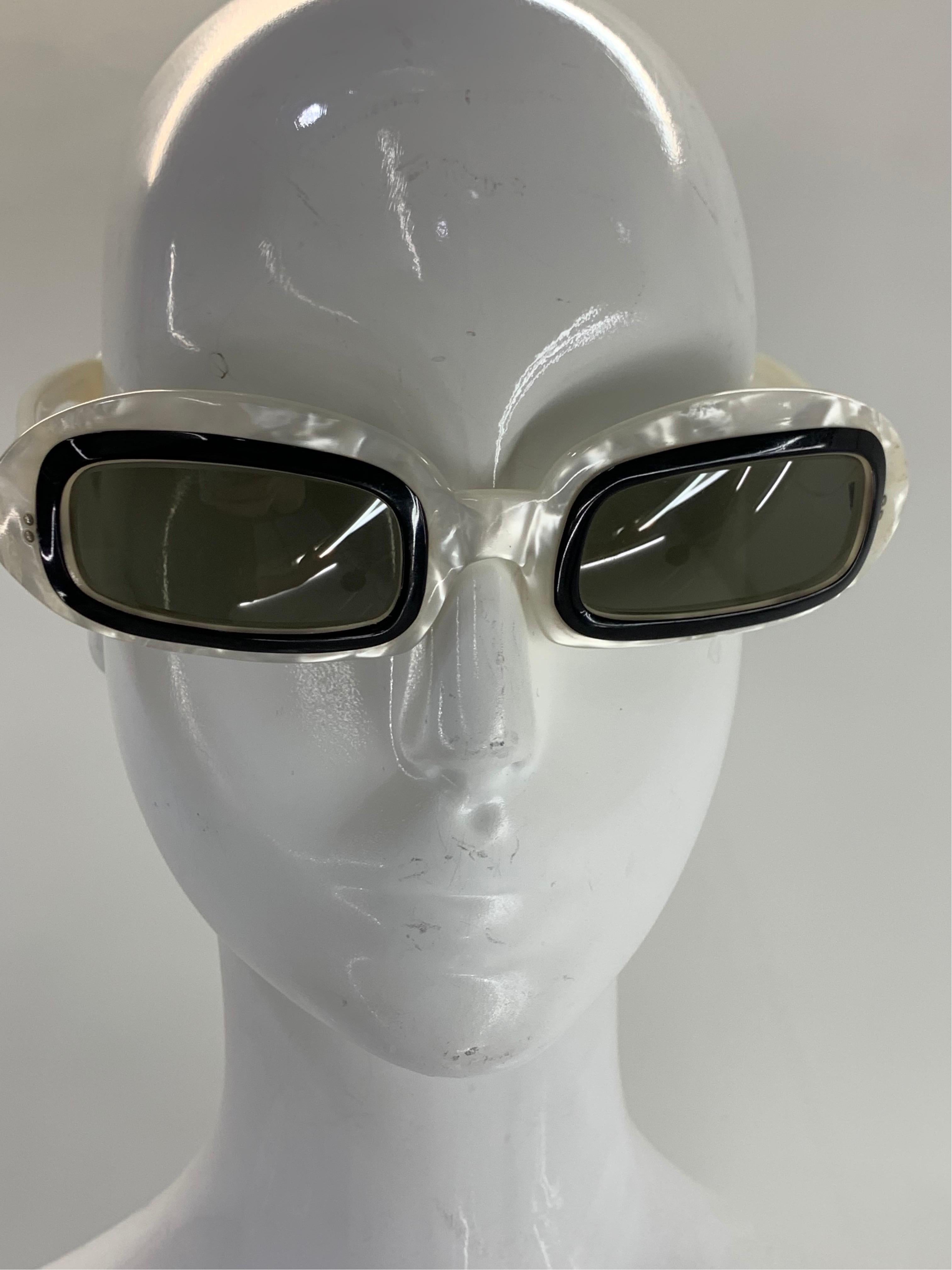 Fabuleuses lunettes de soleil en résine blanche marbrée, digne de Françoise Hardy des années 1960, avec des verres ovales cerclés de noir ! Cadres Med-Large. 