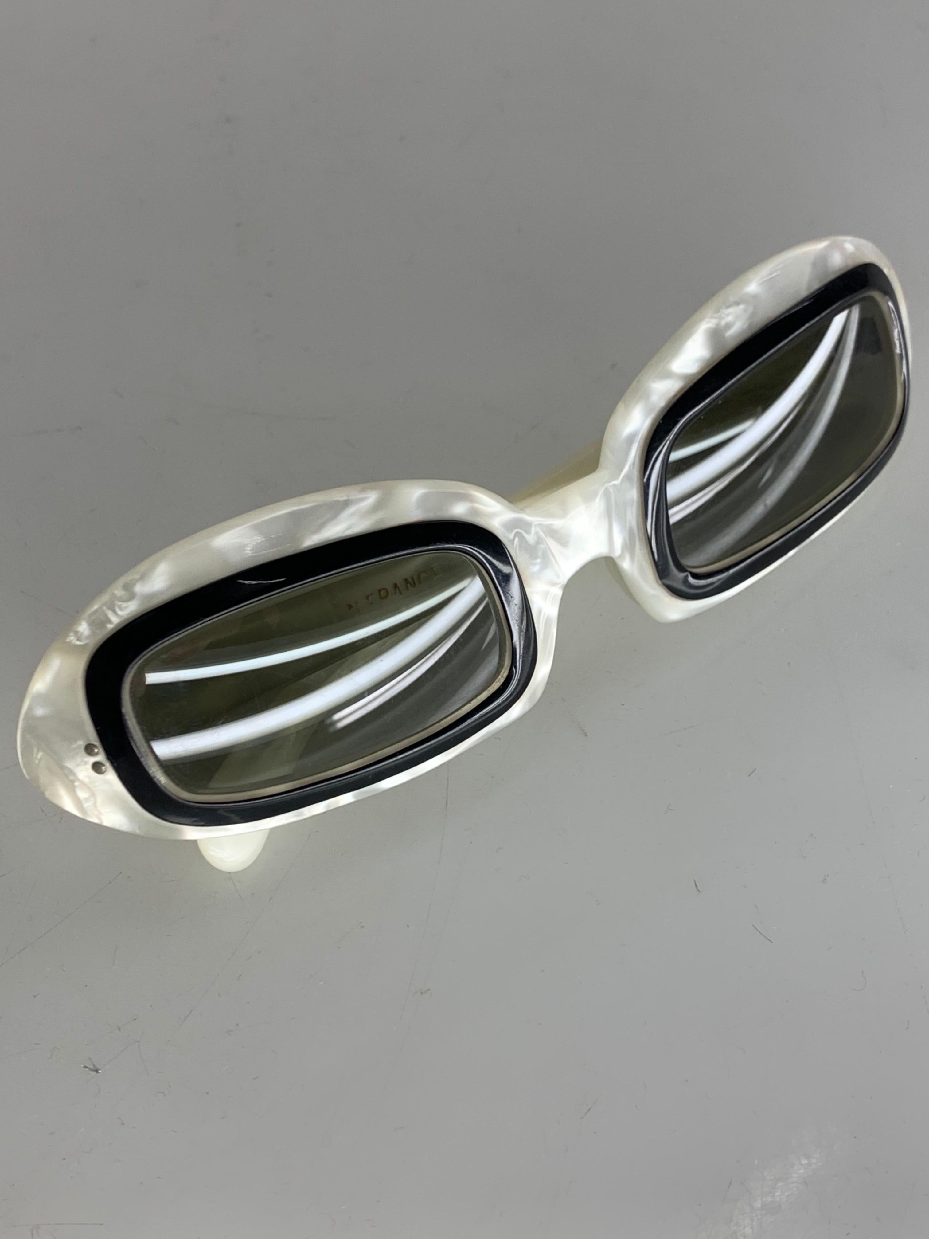 1960 French Mod - Lunettes de soleil en résine marbrée noire et blanche 3