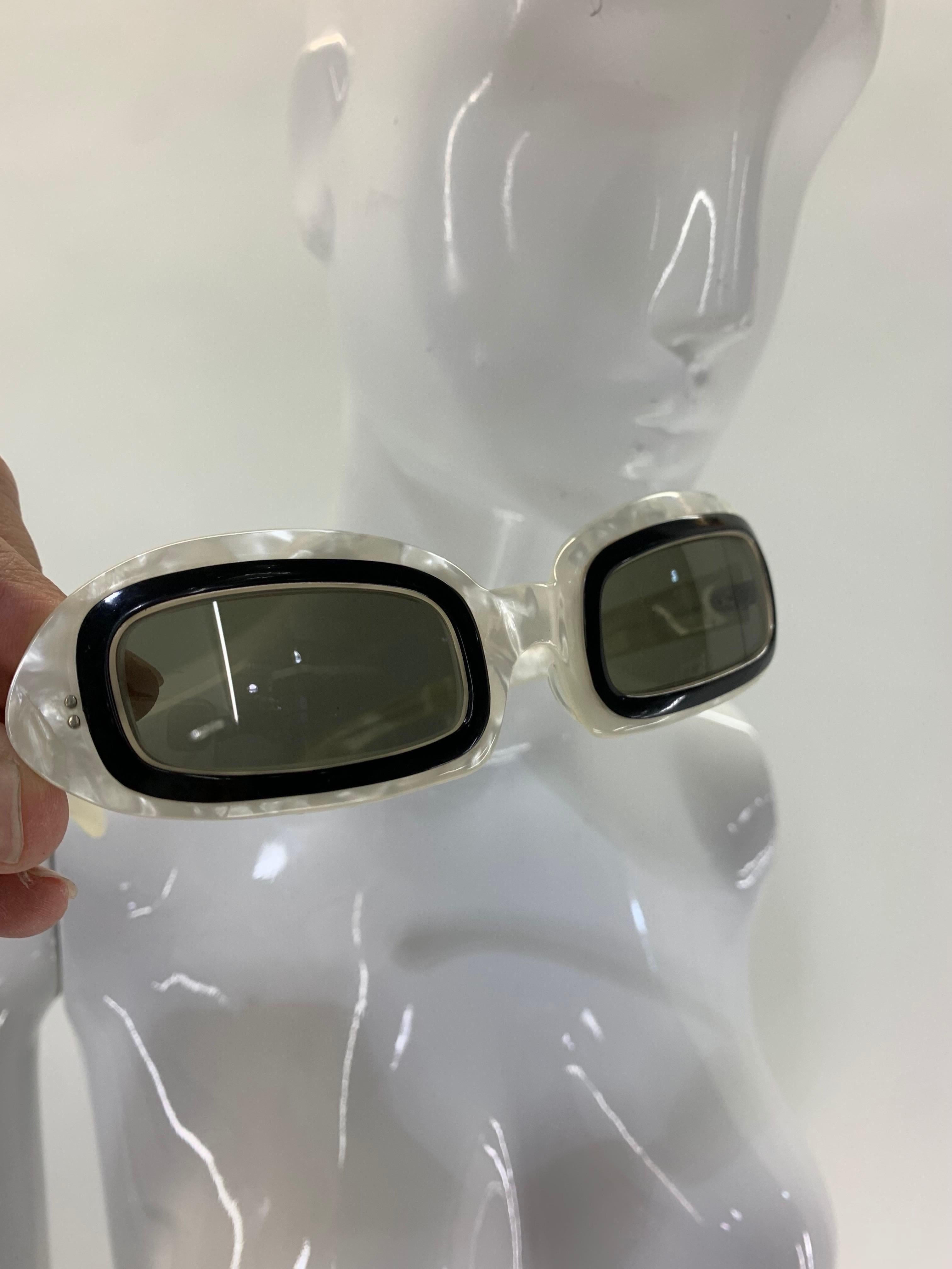1960 French Mod - Lunettes de soleil en résine marbrée noire et blanche 4
