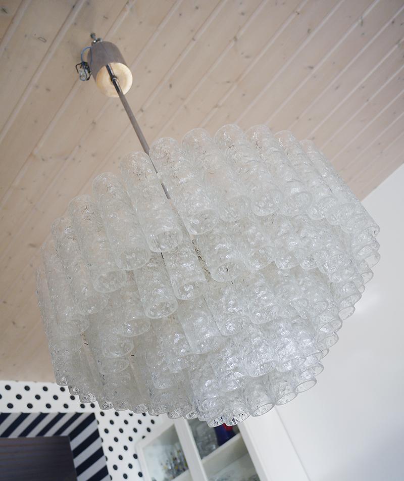 Eleganter, großer vierstöckiger Kronleuchter mit vielen strukturierten Murano-Eisglasröhren, die an einem weiß emaillierten Metallrahmen mit verchromter Aufhängung hängen. Der Kronleuchter leuchtet wunderschön und spendet sehr viel Licht.