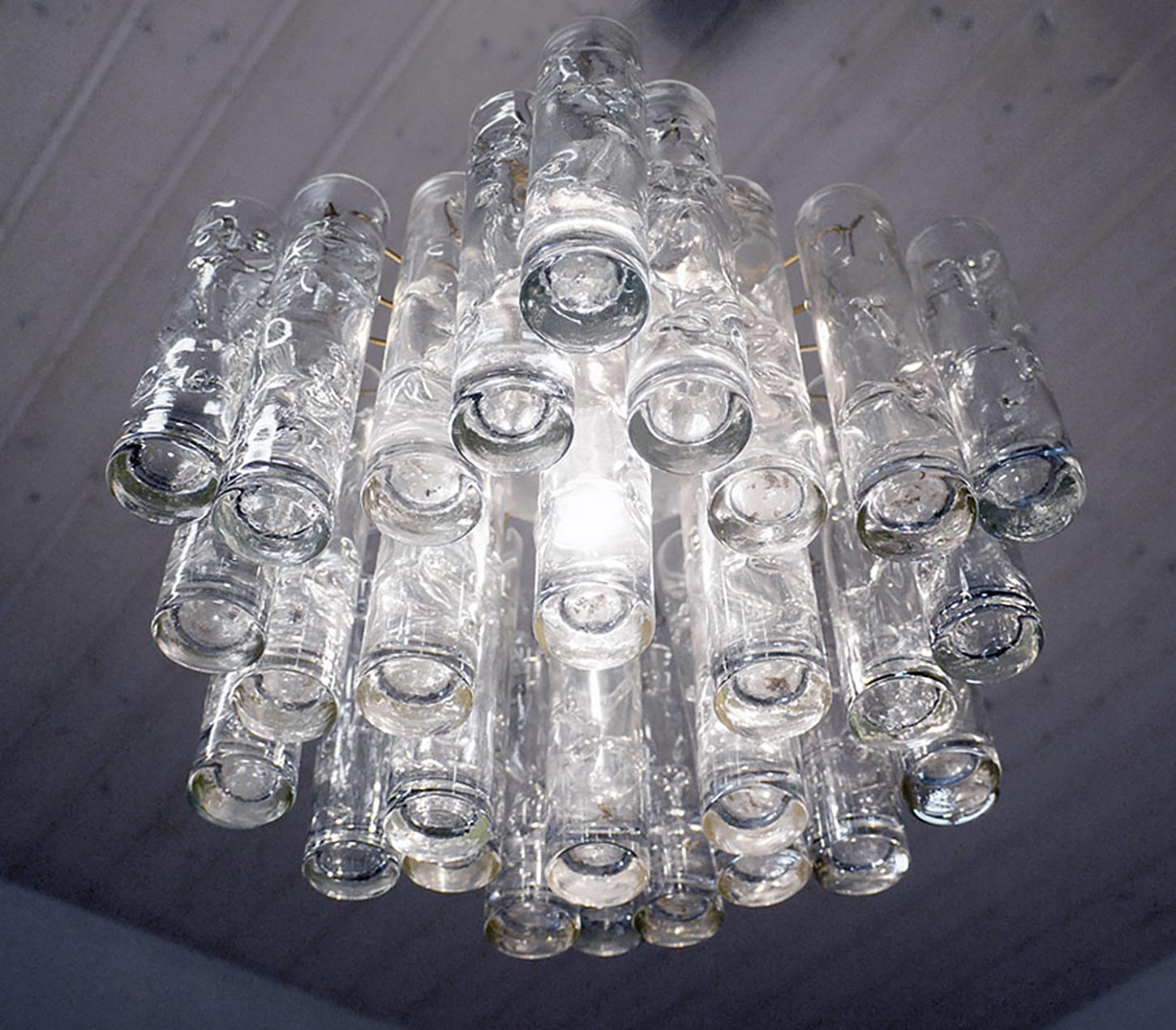 Elegante lampadario da incasso con ventiquattro tubi in vetro di Murano soffiato a mano di tre diverse lunghezze su una struttura in ottone e parzialmente nichelata. Il lampadario si illumina magnificamente e offre una grande quantità di luce. Una