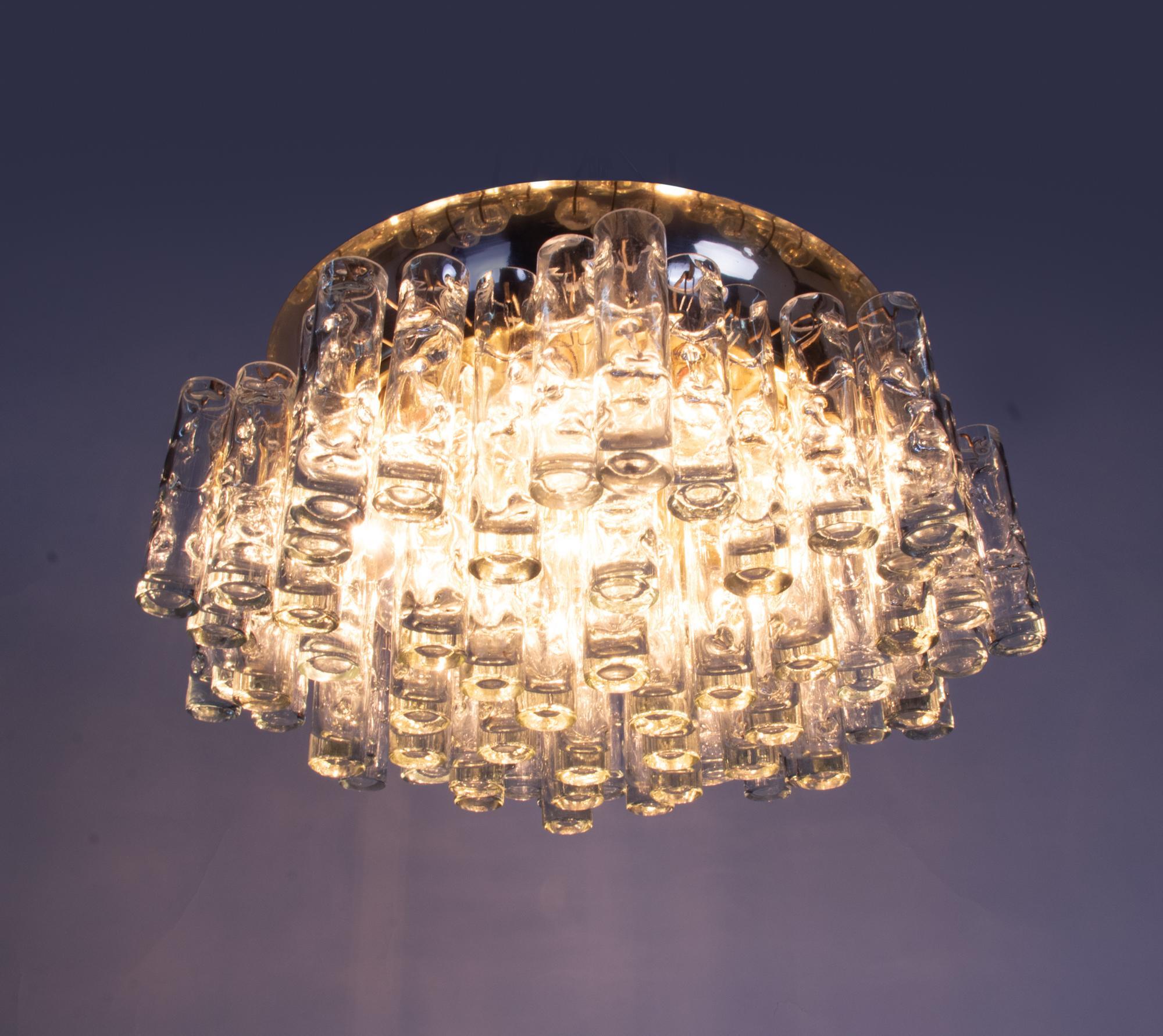 Elegant lustre à encastrer composé de 75 tubes en verre Murano Lava soufflés à la main, de deux longueurs différentes, sur une monture en laiton et en partie nickelée. Le lustre éclaire magnifiquement et offre beaucoup de lumière. Gemme de l'époque.