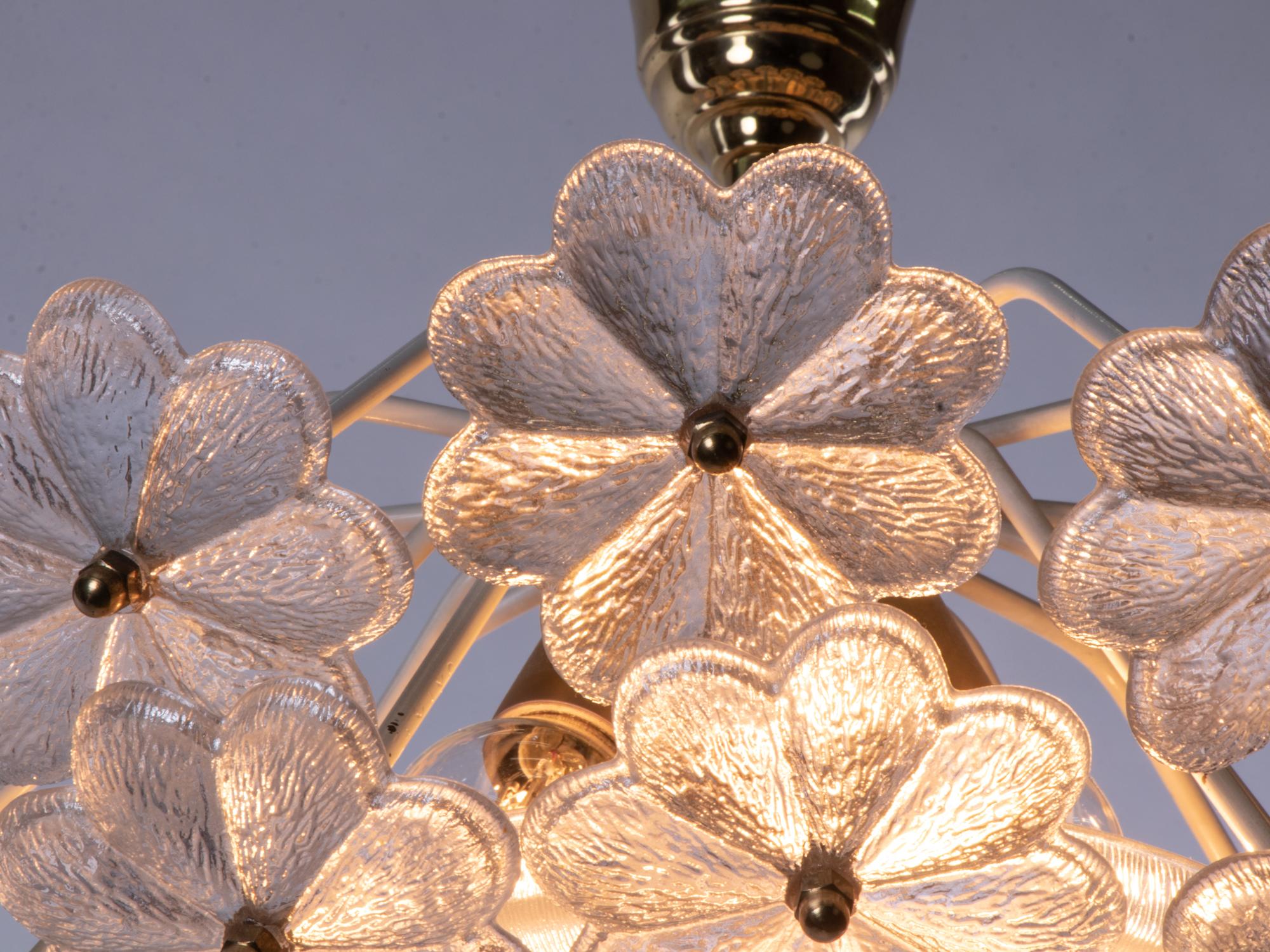 Elegant lustre encastré avec des fleurs en cristal clair qui se chevauchent sur une monture en laiton doré. Design/One rare. Le lustre éclaire magnifiquement et offre beaucoup de lumière. Gemme de l'époque. Avec ce luminaire, vous faites une