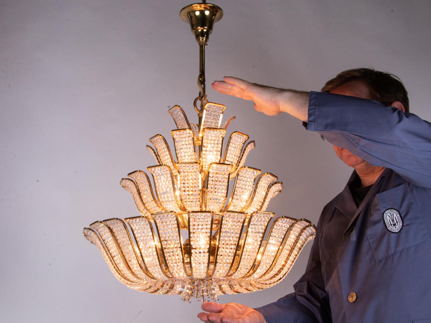 Lampadario Hollywood Regency in cristallo e ottone dorato di Palwa, Germania 1960 in vendita 5
