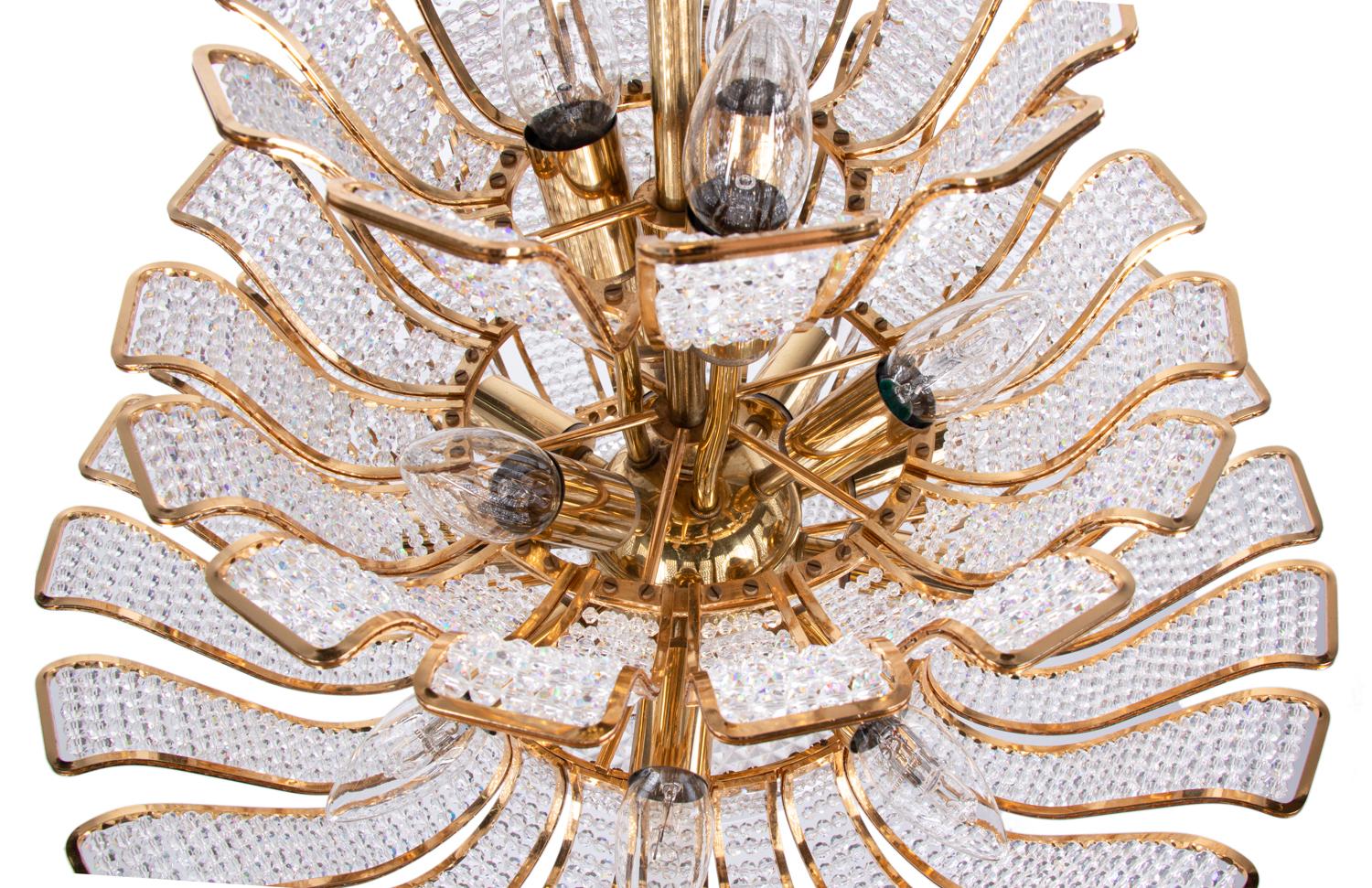 Lampadario Hollywood Regency in cristallo e ottone dorato di Palwa, Germania 1960 In condizioni buone in vendita a Niederdorfelden, Hessen