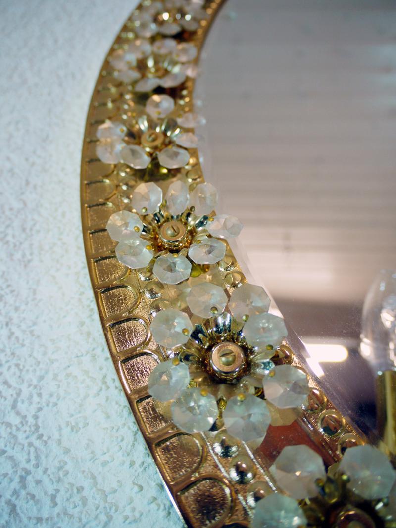 Beleuchteter ovaler Spiegel aus Kristall und vergoldetem Messing von Palwa, Deutschland (Mitte des 20. Jahrhunderts) im Angebot