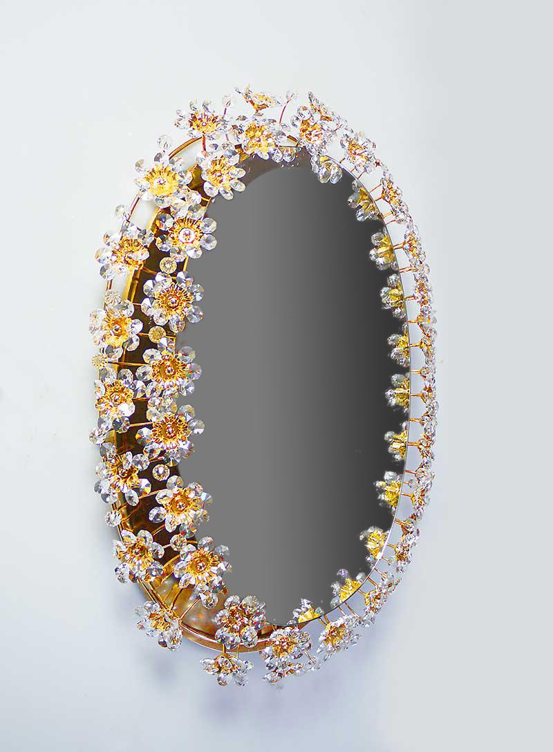 1960, Deutschland, Palwa, ovaler Spiegel mit Spiegelrücken aus Kristall und vergoldetem Messing von Christoph Palme (Vergoldet) im Angebot