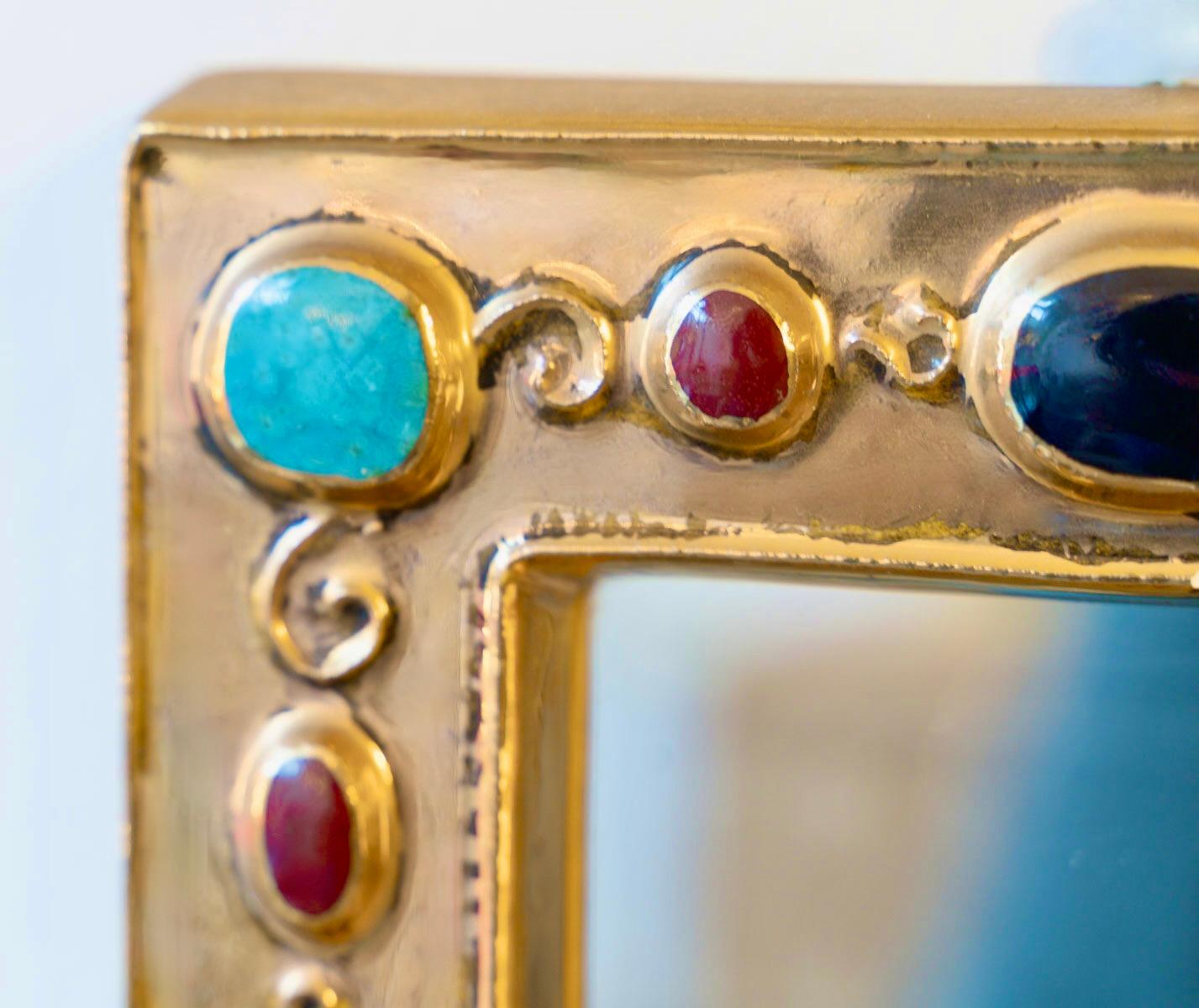 Français 1960 Miroir en céramique dorée imitant la bijouterie intégrée, signé François Lembo. en vente