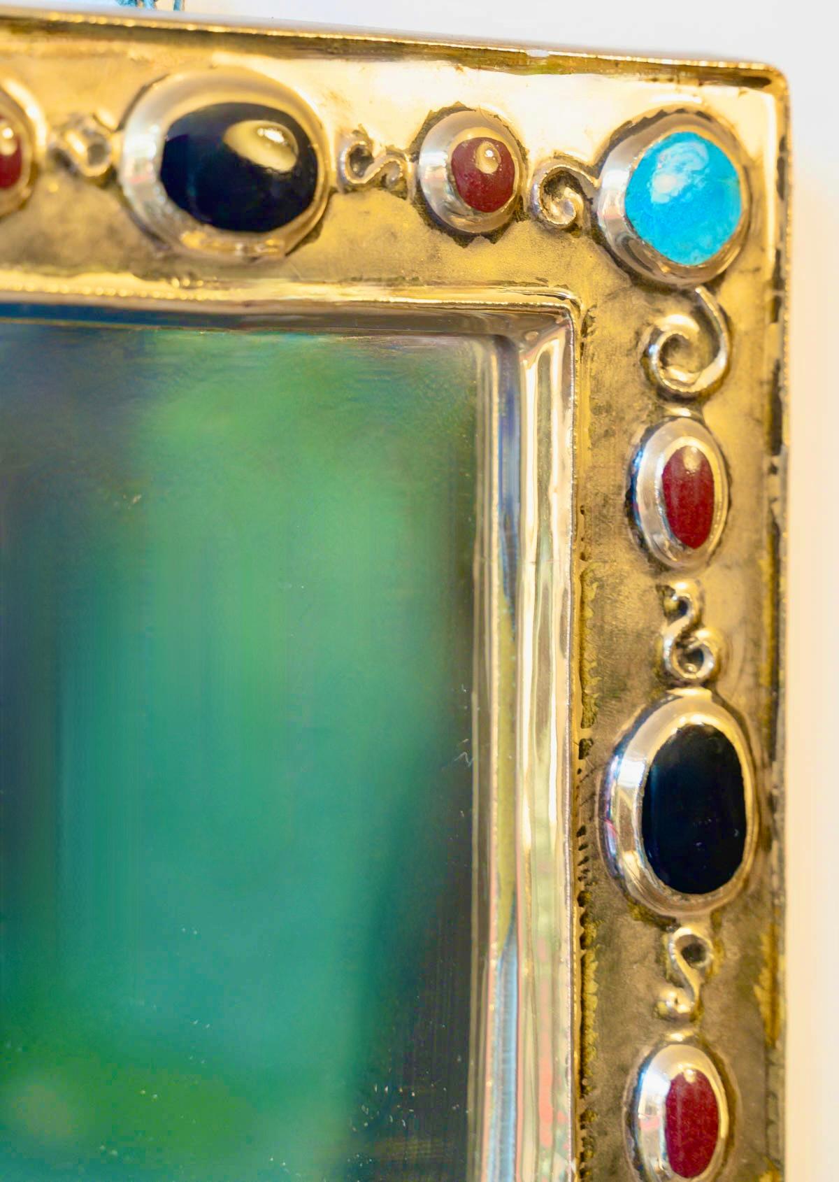 Milieu du XXe siècle 1960 Miroir en céramique dorée imitant la bijouterie intégrée, signé François Lembo. en vente