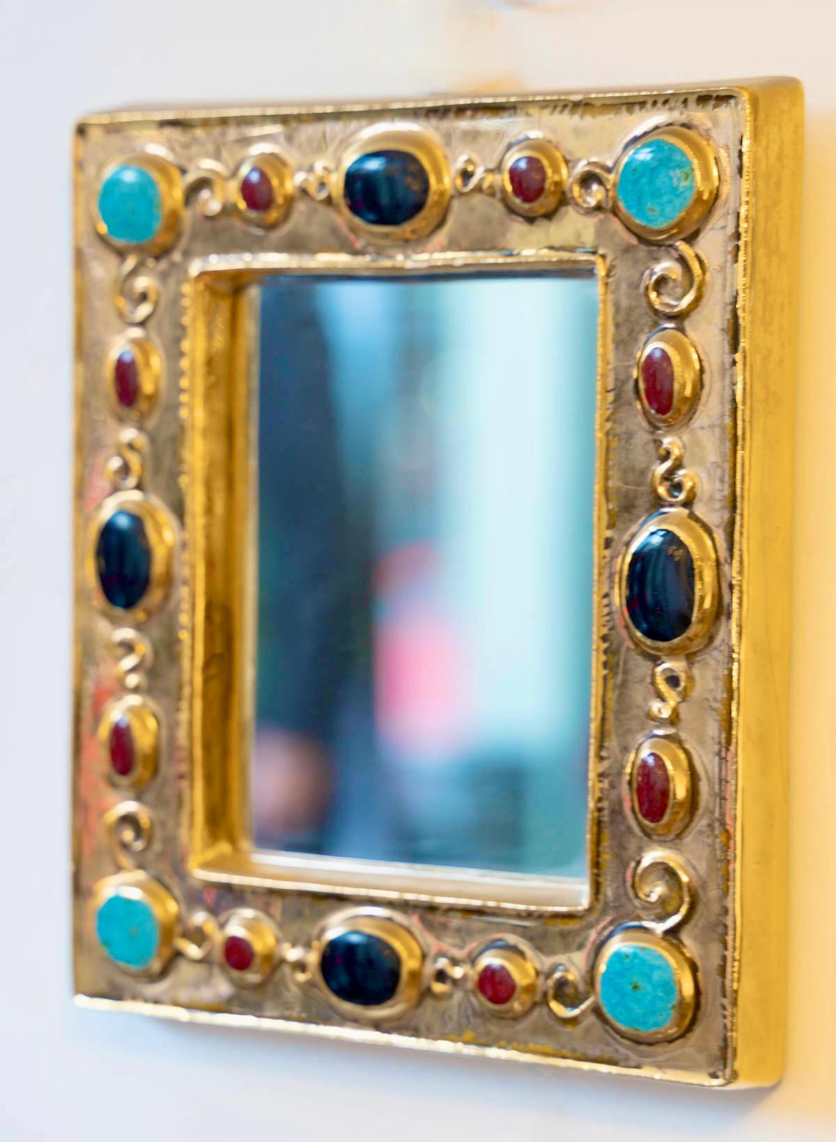 Céramique 1960 Miroir en céramique dorée imitant la bijouterie intégrée, signé François Lembo. en vente