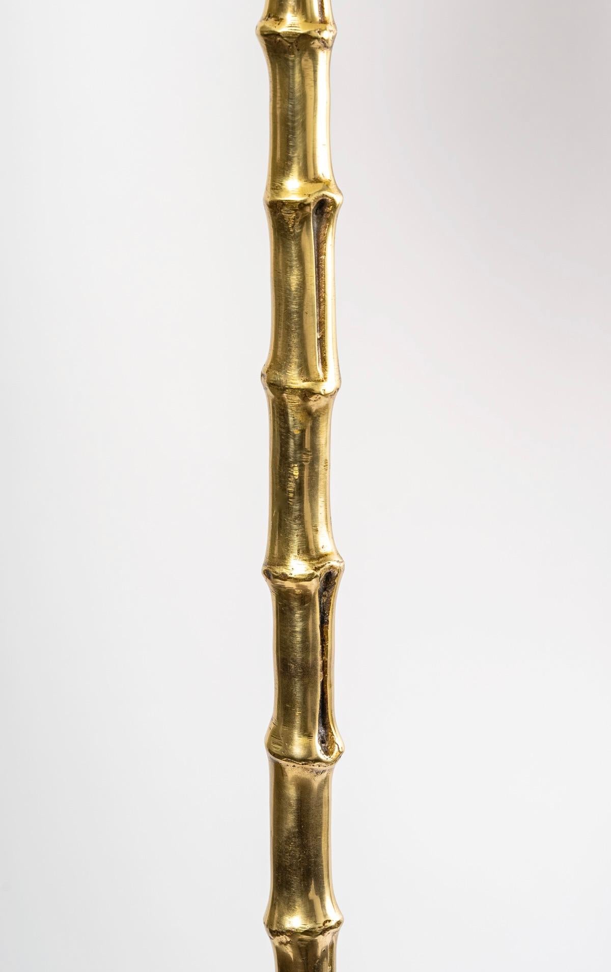 Composed of a large central rod placed on a tripod on the model of the bamboo rod in gilded bronze.
It is dressed in a cylindrical-shaped lampshade in off-white cotton, redone identically.
1 arm of light.