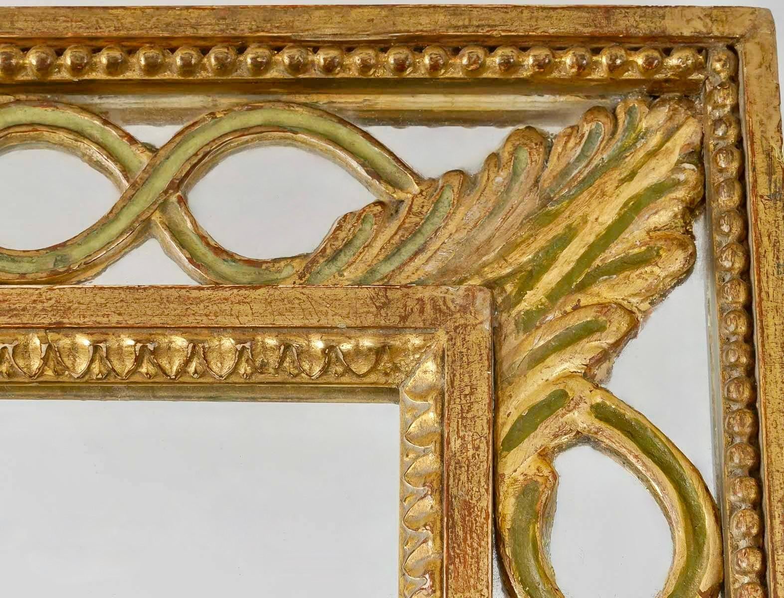 1960 Miroir a parclose de la maison Roche

Composed of a gilded wood frame decorated and underlined on the inside by a parclose surround forming a gilded wood interlace, enhanced on the edge by a water-green fillet.
It is covered with a mirror that