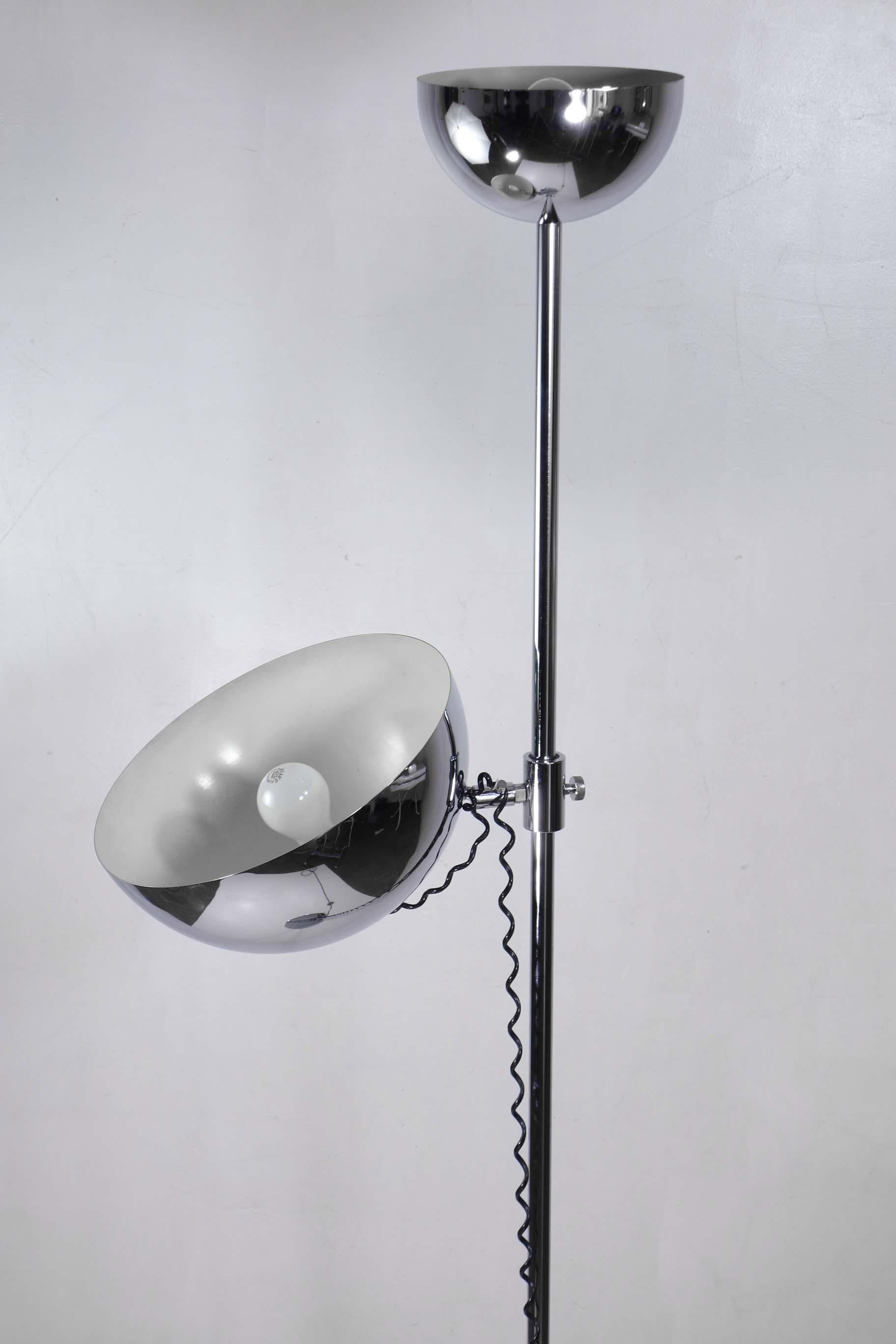 Lampadaire chromé
Reggiani
Italie, 1960

Abat-jour plus grand réglable 

Très bonne condition Vintage By
Parfait état de fonctionnement
