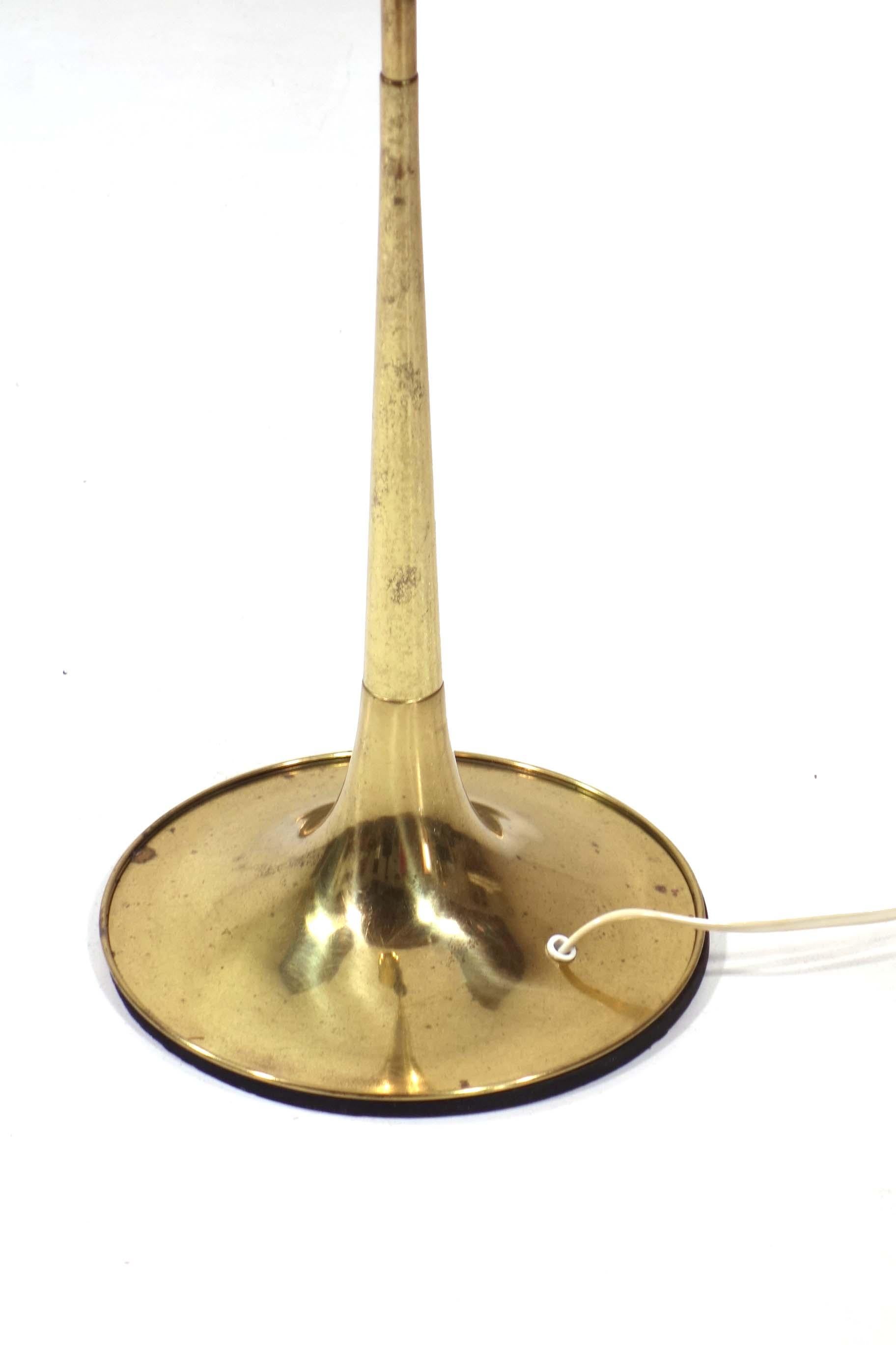 Lampada da terra in ottone
Reggiani
Italia, 1960

Paralume a sfera regolabile con magnete
