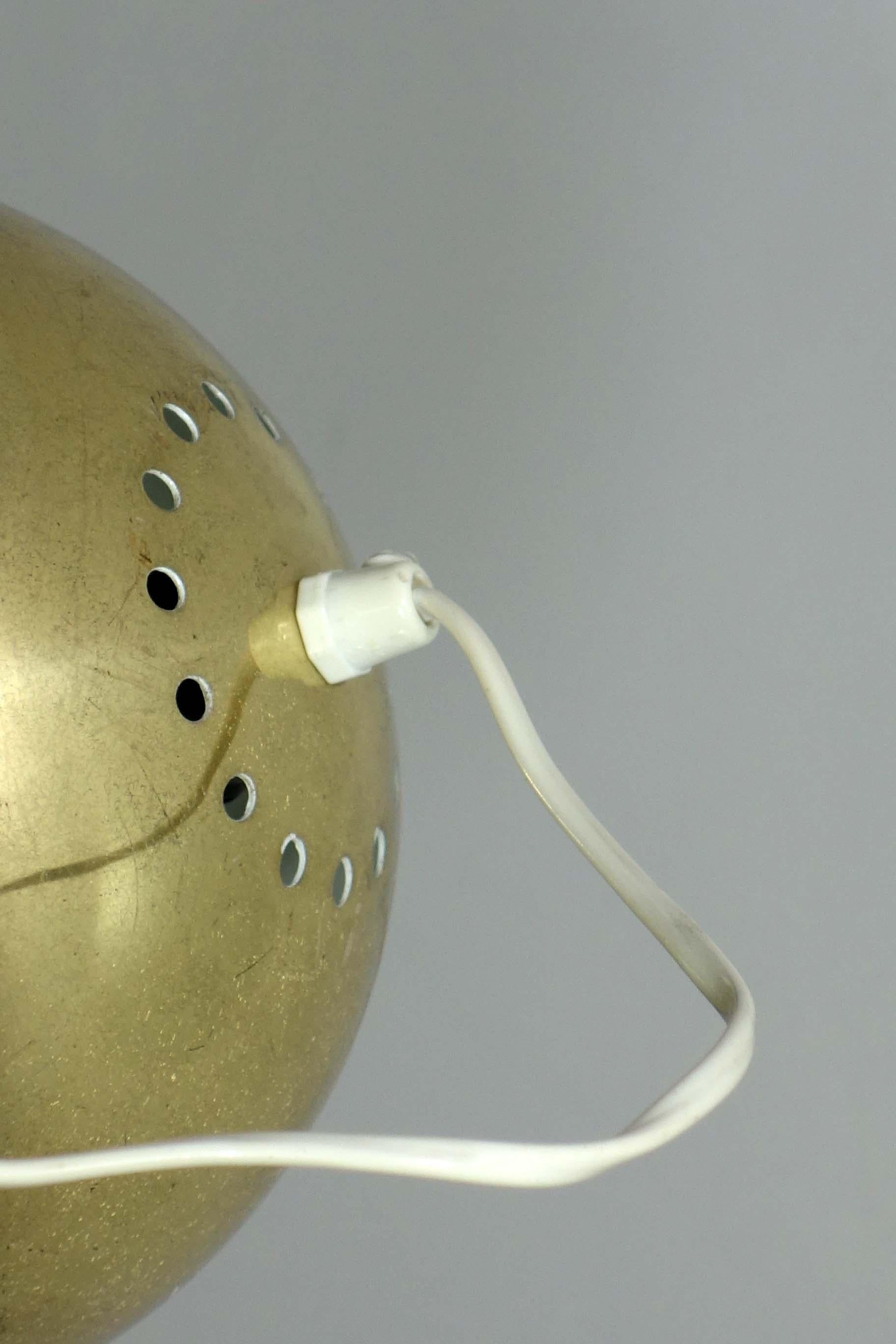1960 Goffredo Reggiani Space Age Italian Design Lampada da terra magnetica in ottone dorato In condizioni buone in vendita a Brescia, IT