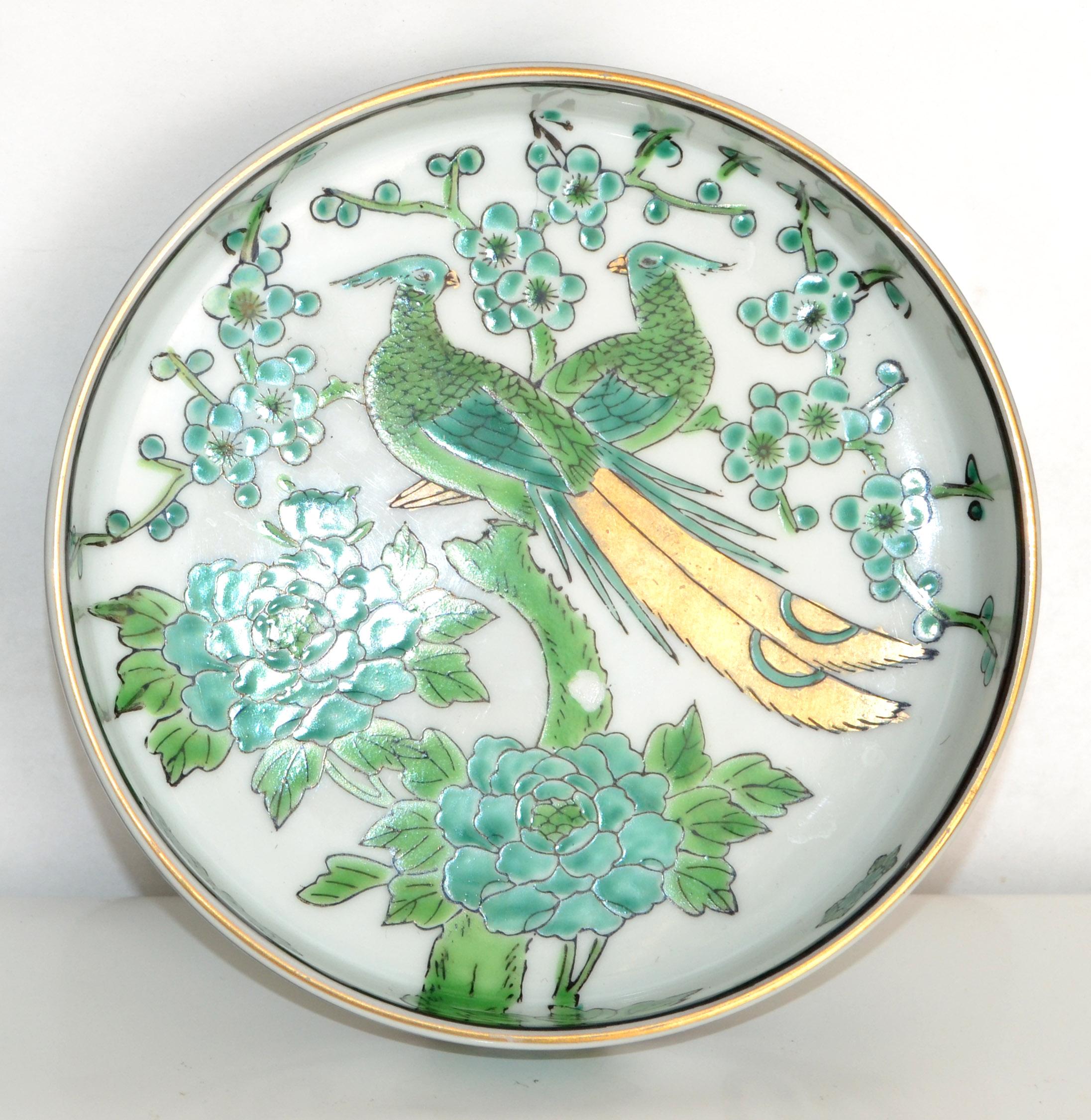 20th Century 1960 Gold Imari Chinoiserie Hand Painted Green Gold White Bowl Peacock Motif For Sale