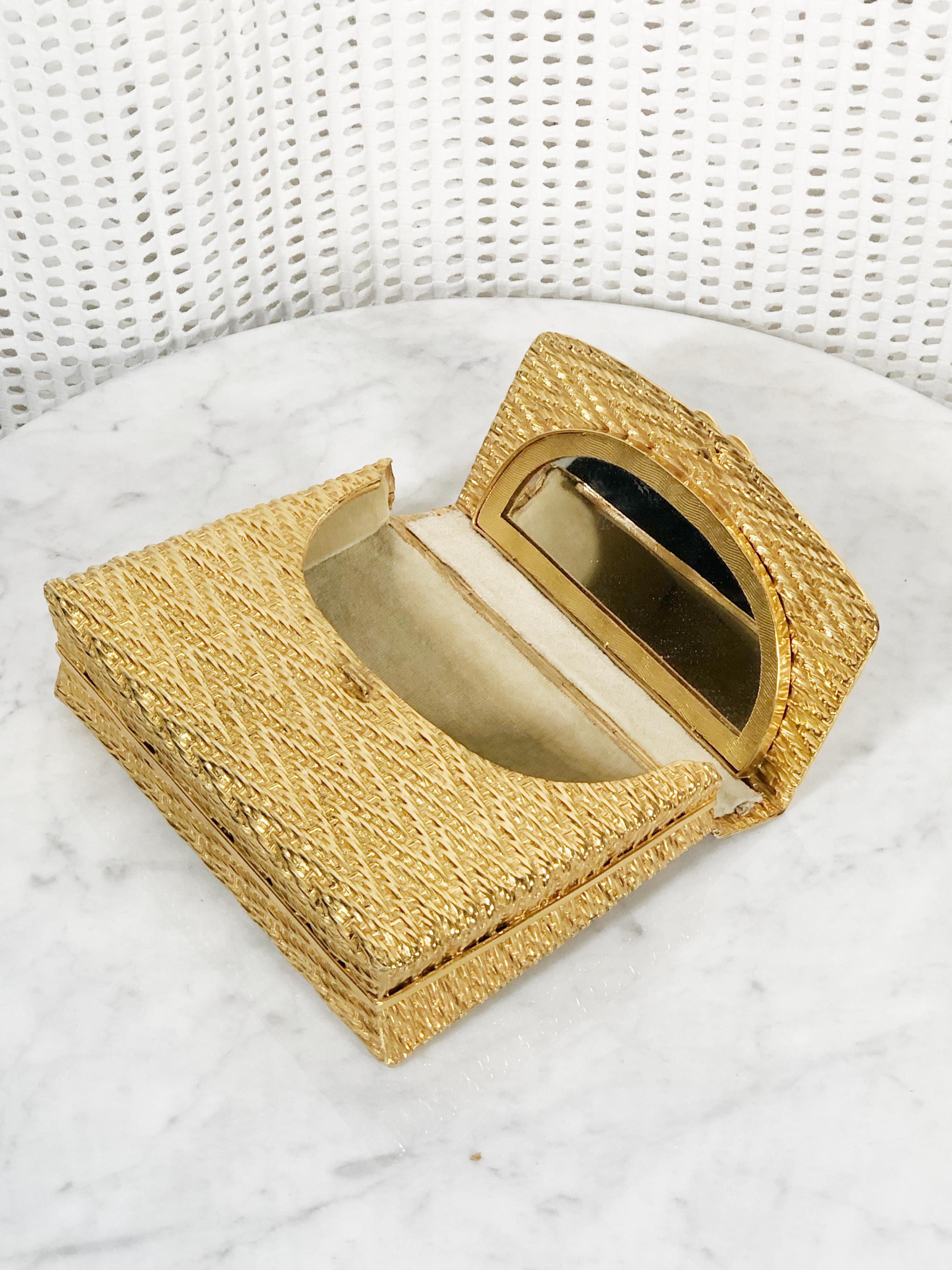 A gorgeous 1960s Italian gold metal basket weave evening box clutch with hinged lid, velvet lining and a fixed mirror on lid. Height is 5 inches, width is 6 inches.
Condition very good. Slight wear on back and on clasp. One tiny stone discolored.