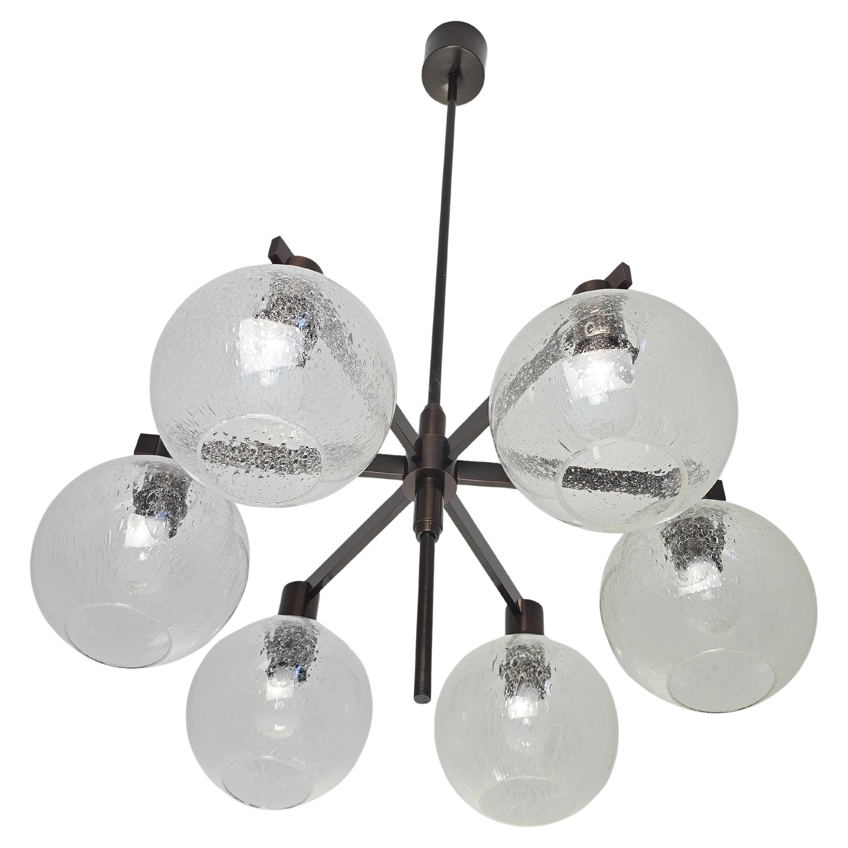 Lampadario Hans-Agne Jakobsson in ottone antico modello 348/6 .

Ogni paralume in vetro testurizzato misura 8 pollici di diametro. 

L'altezza totale di caduta è di 60 pollici. Può essere accorciato alla lunghezza desiderata.

Contenere 6 