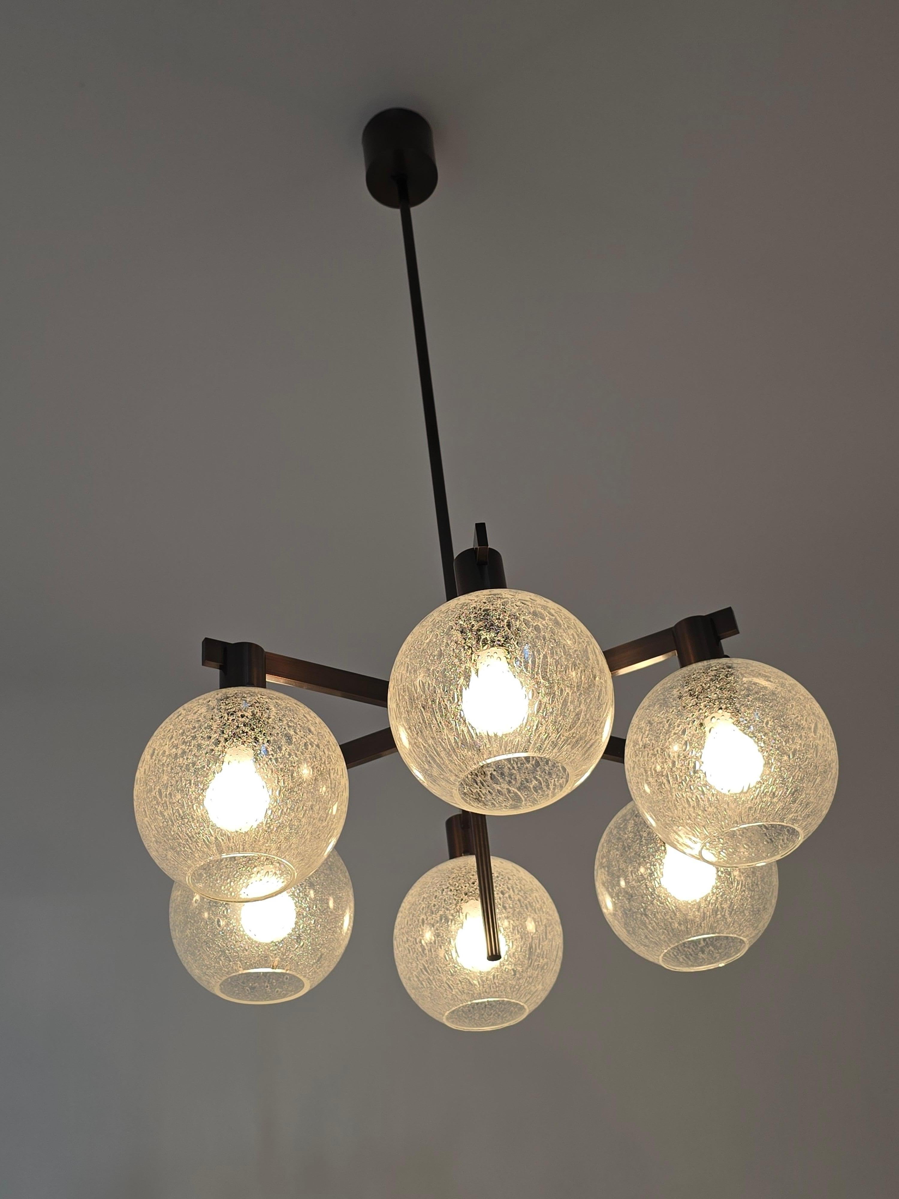 Svedese 1960 Lampadario Hans-Agne Jakobsson in ottone antico modello 348/6 in vendita