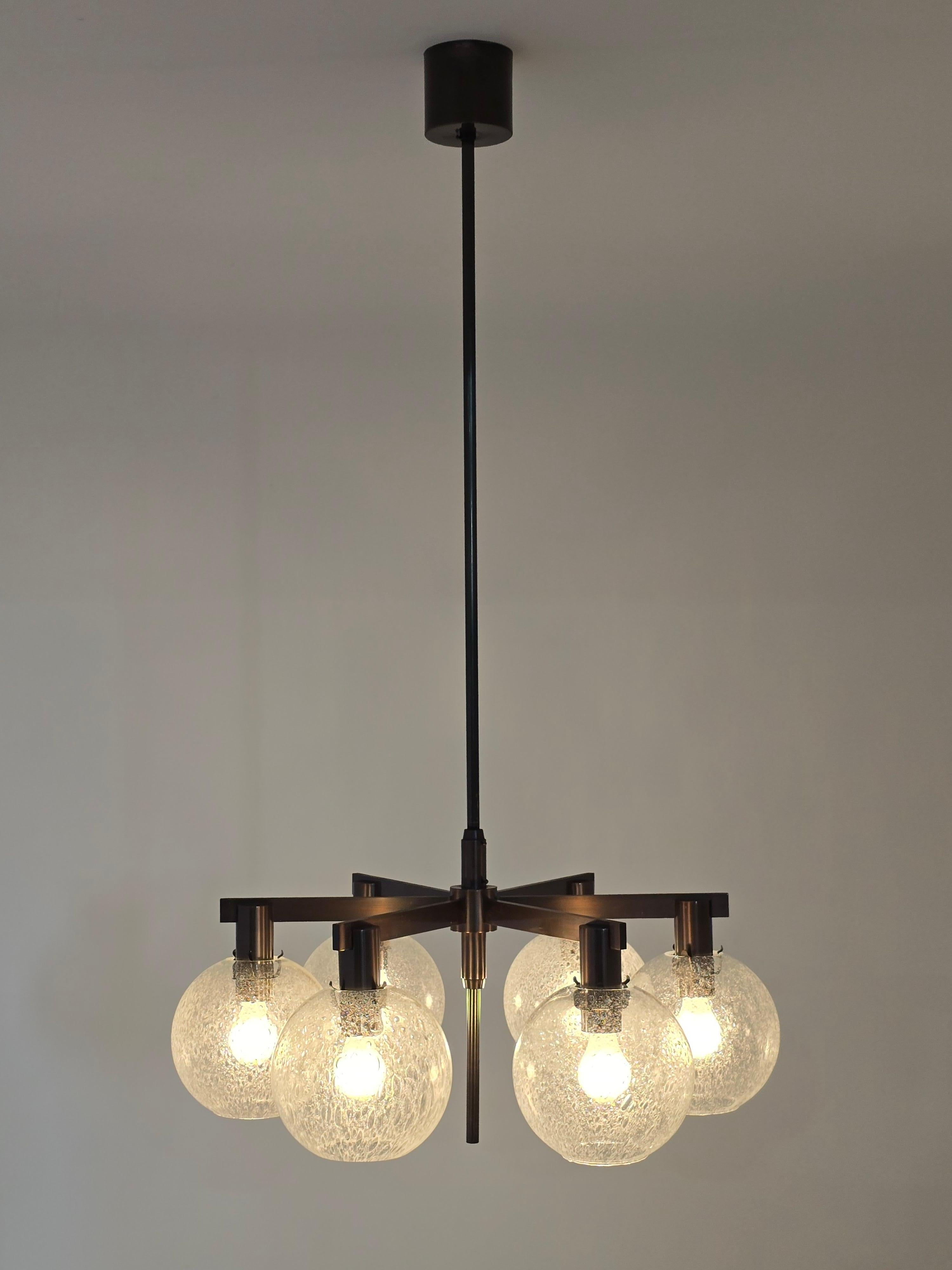 1960 Lampadario Hans-Agne Jakobsson in ottone antico modello 348/6 In condizioni buone in vendita a St- Leonard, Quebec