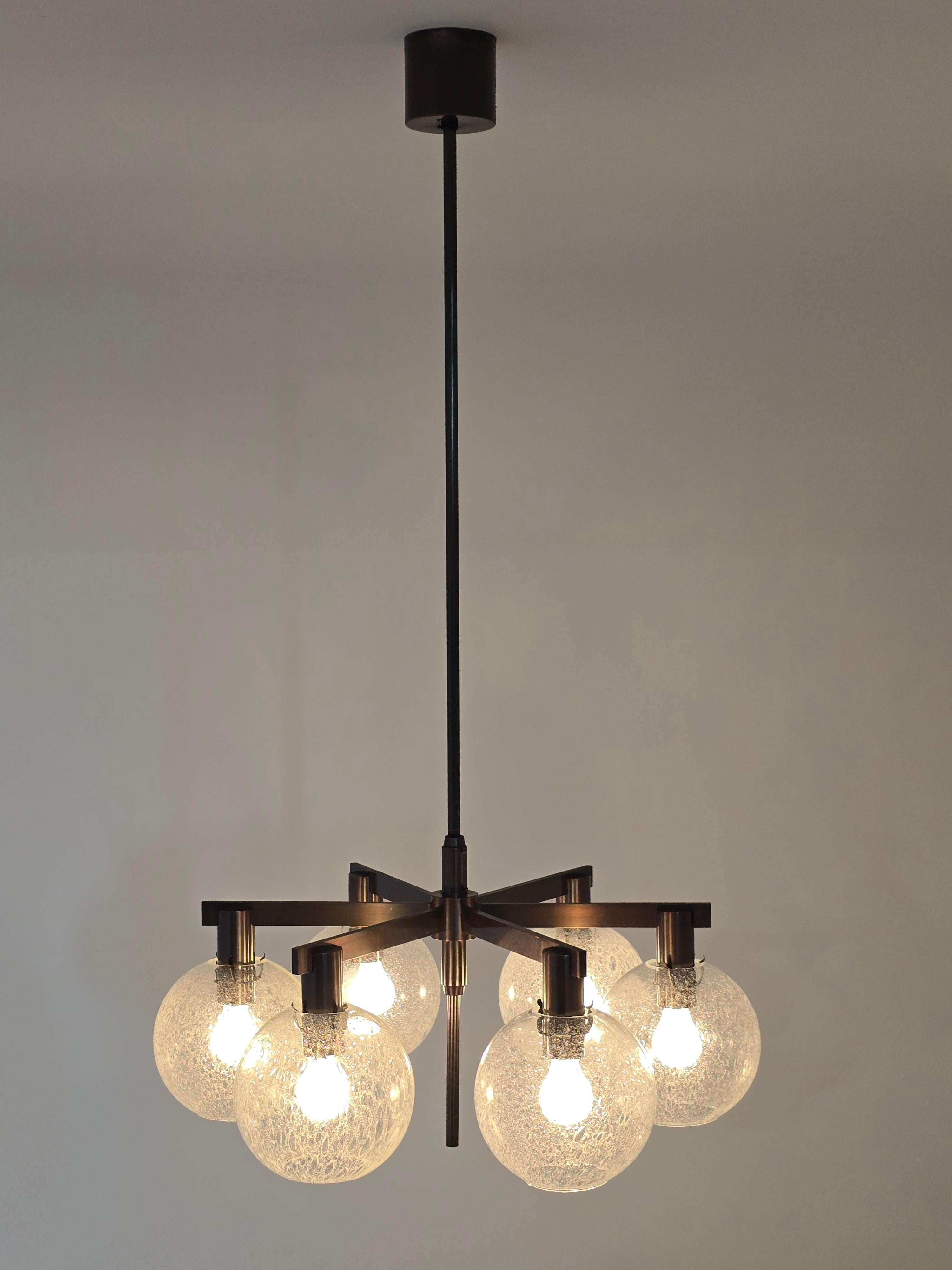 Metà XX secolo 1960 Lampadario Hans-Agne Jakobsson in ottone antico modello 348/6 in vendita